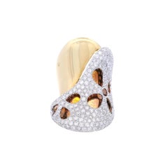 Anello modernista in oro giallo e bianco 18kt con 3,50 carati di diamanti