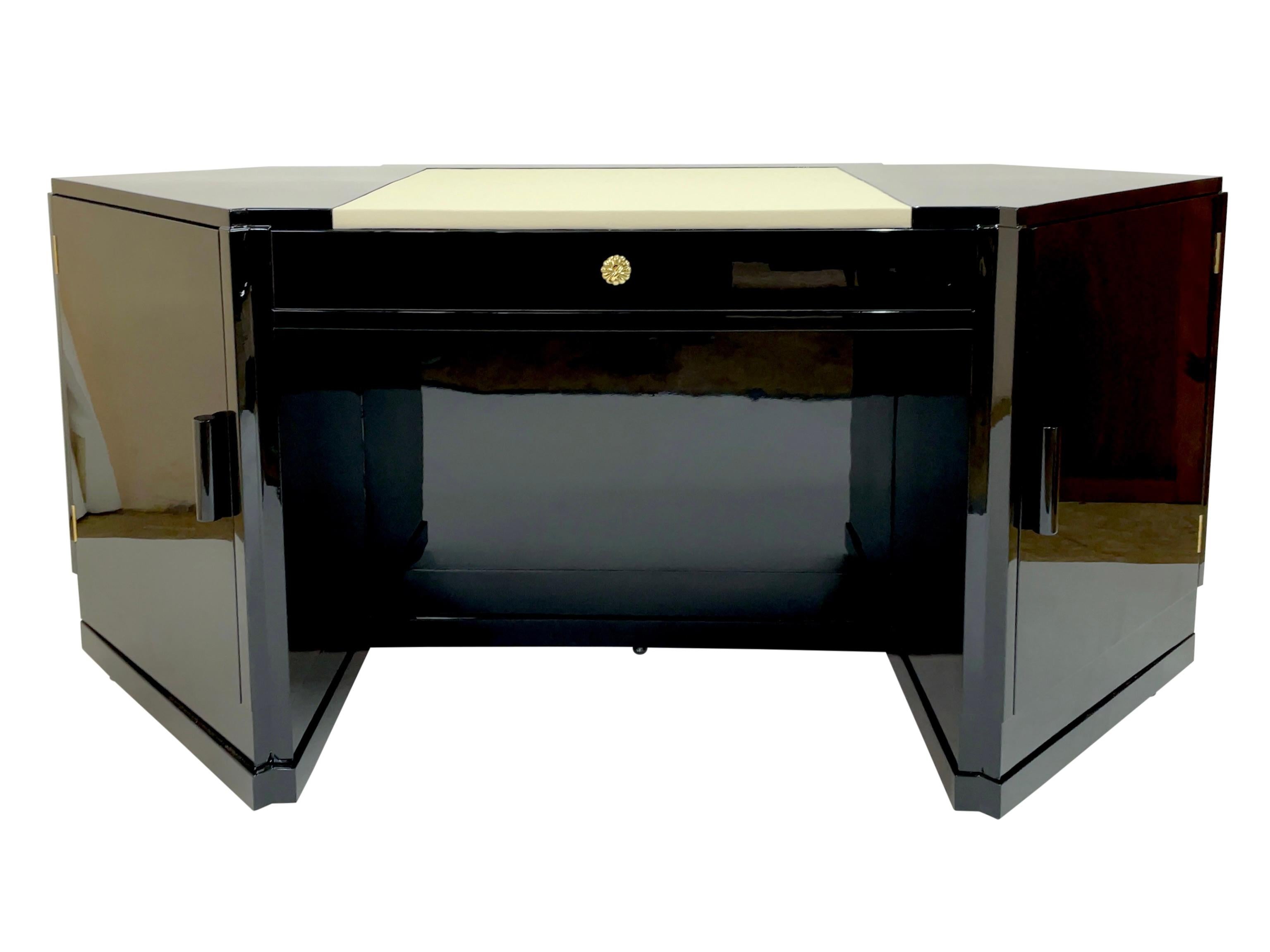 Tapered desk
Piano lacquer in black high gloss
Work surface with real leather, beige
Shelf on the opposite side to present your fine art (decorative objects not included). 

Original Art Deco, France 1930s

Dimensions:
Width: 177 cm
Height: