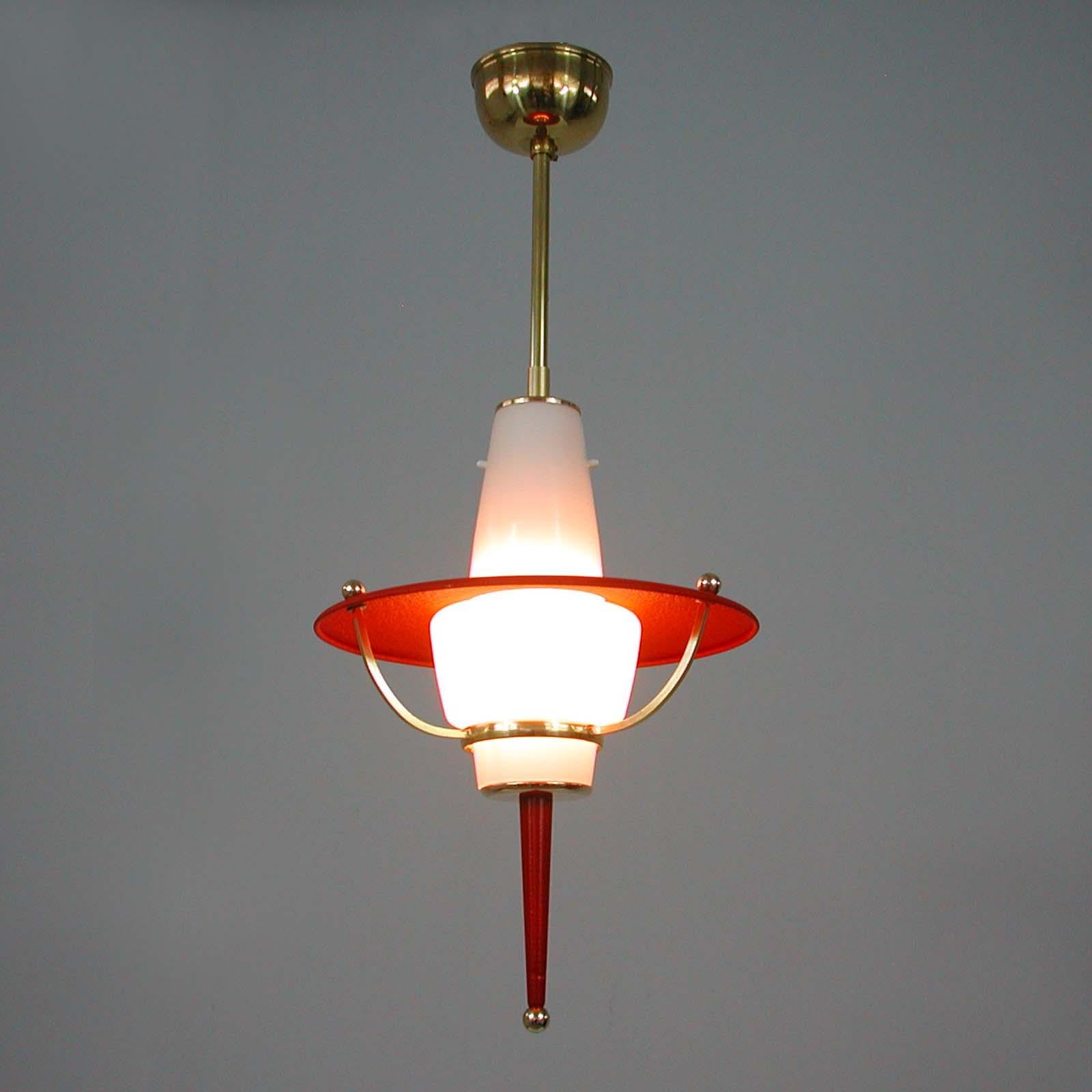 Italienische modernistische rote Laterne aus den 1950er Jahren, Milchglas und Messing im Angebot 7
