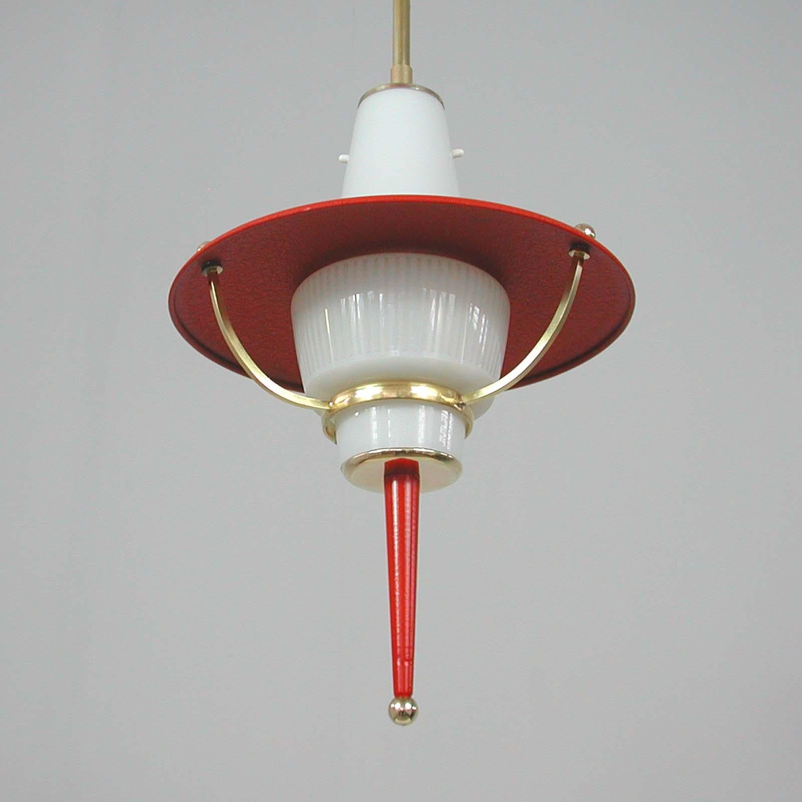 Italienische modernistische rote Laterne aus den 1950er Jahren, Milchglas und Messing im Angebot 8
