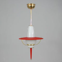 Lanterna rossa italiana modernista degli anni '50, vetro lattimo e ottone