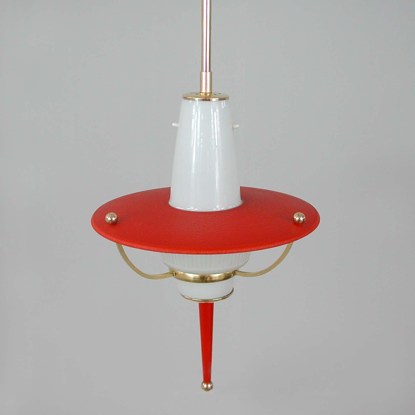 Modernist 1950s Italian Red Lantern, Milk Glass & Brass In Good Condition For Sale In NUEMBRECHT, NRW