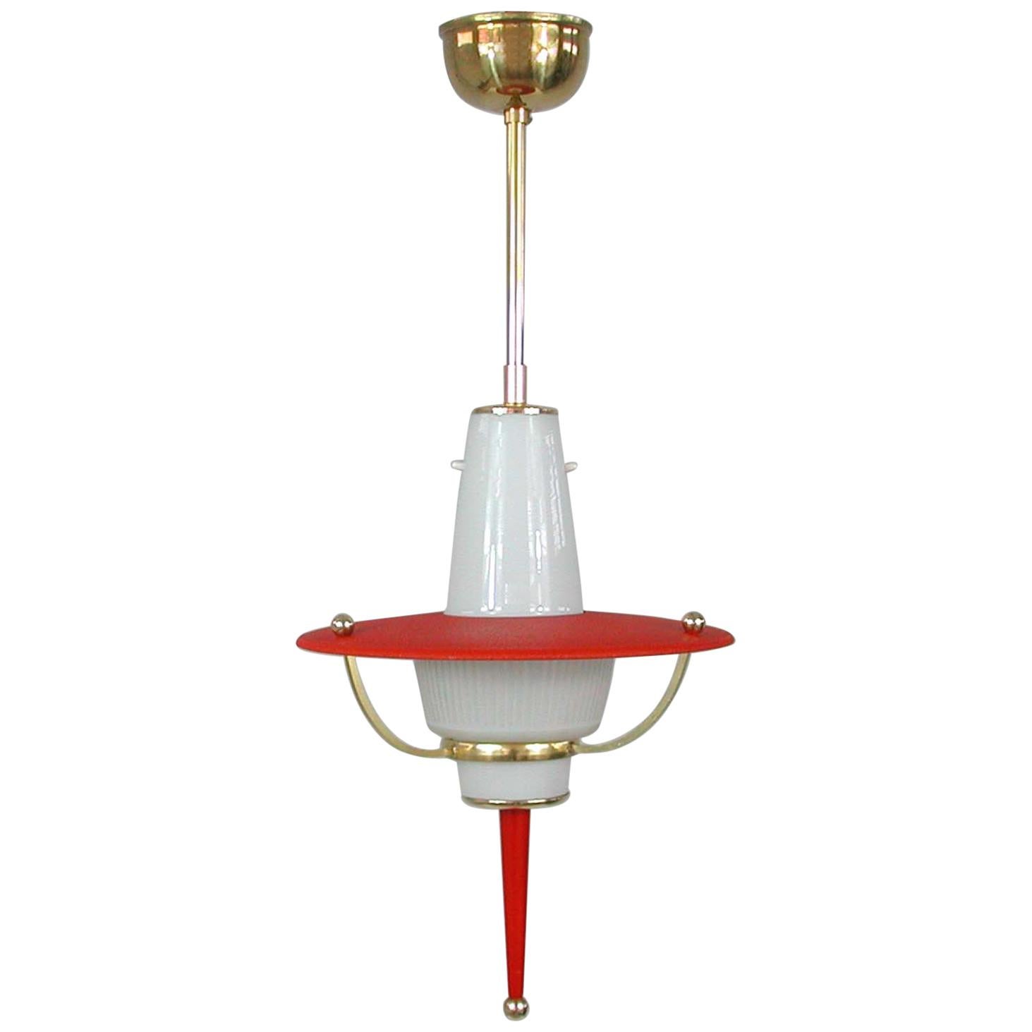 Farol modernista italiano rojo de los años 50, vidrio con leche y latón