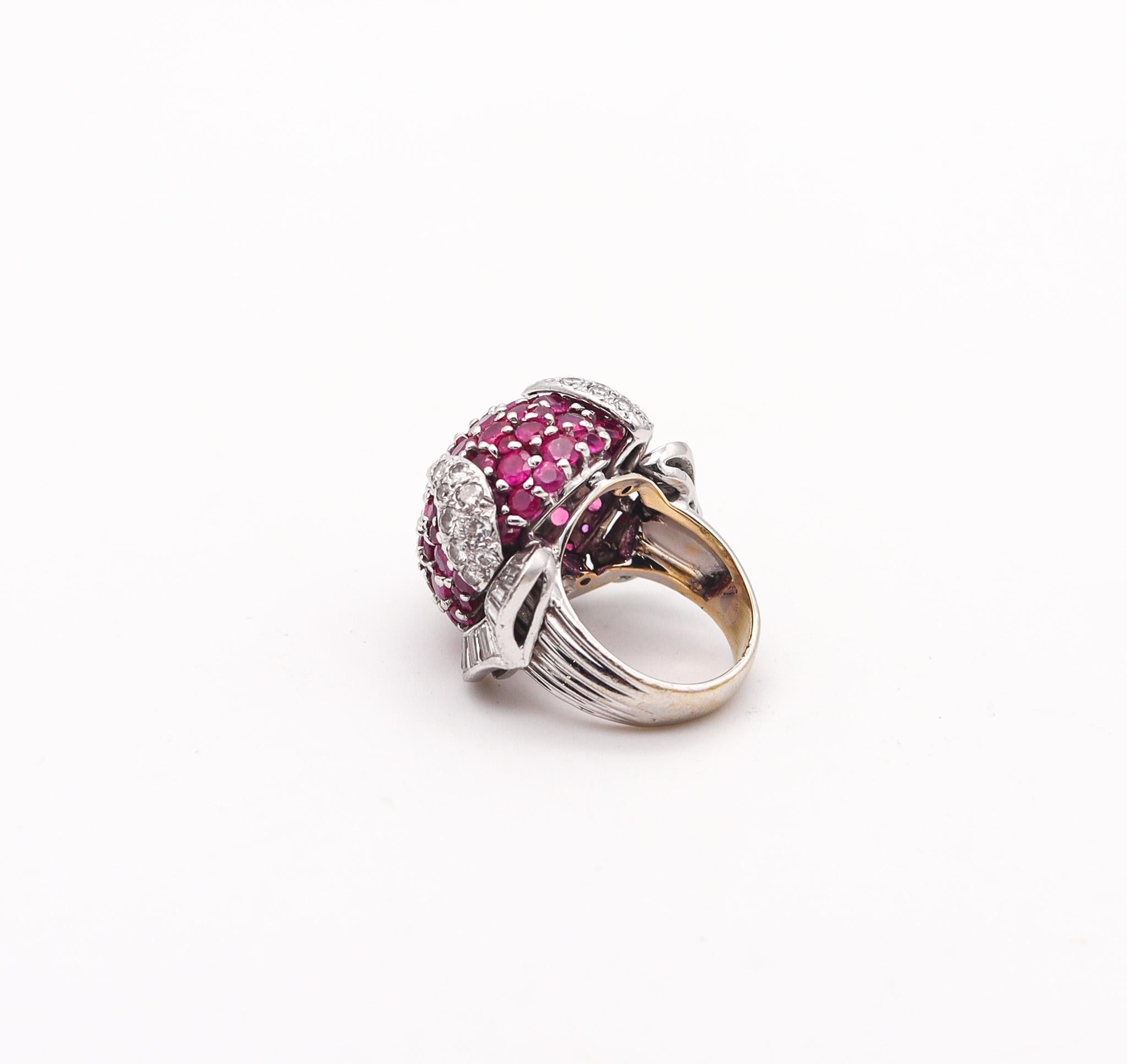 Modernist 1960 Cocktail Ring In 18Kt Gold With 15.36 Ctw In Diamonds And Rubies In Excellent Condition For Sale In Miami, FL
