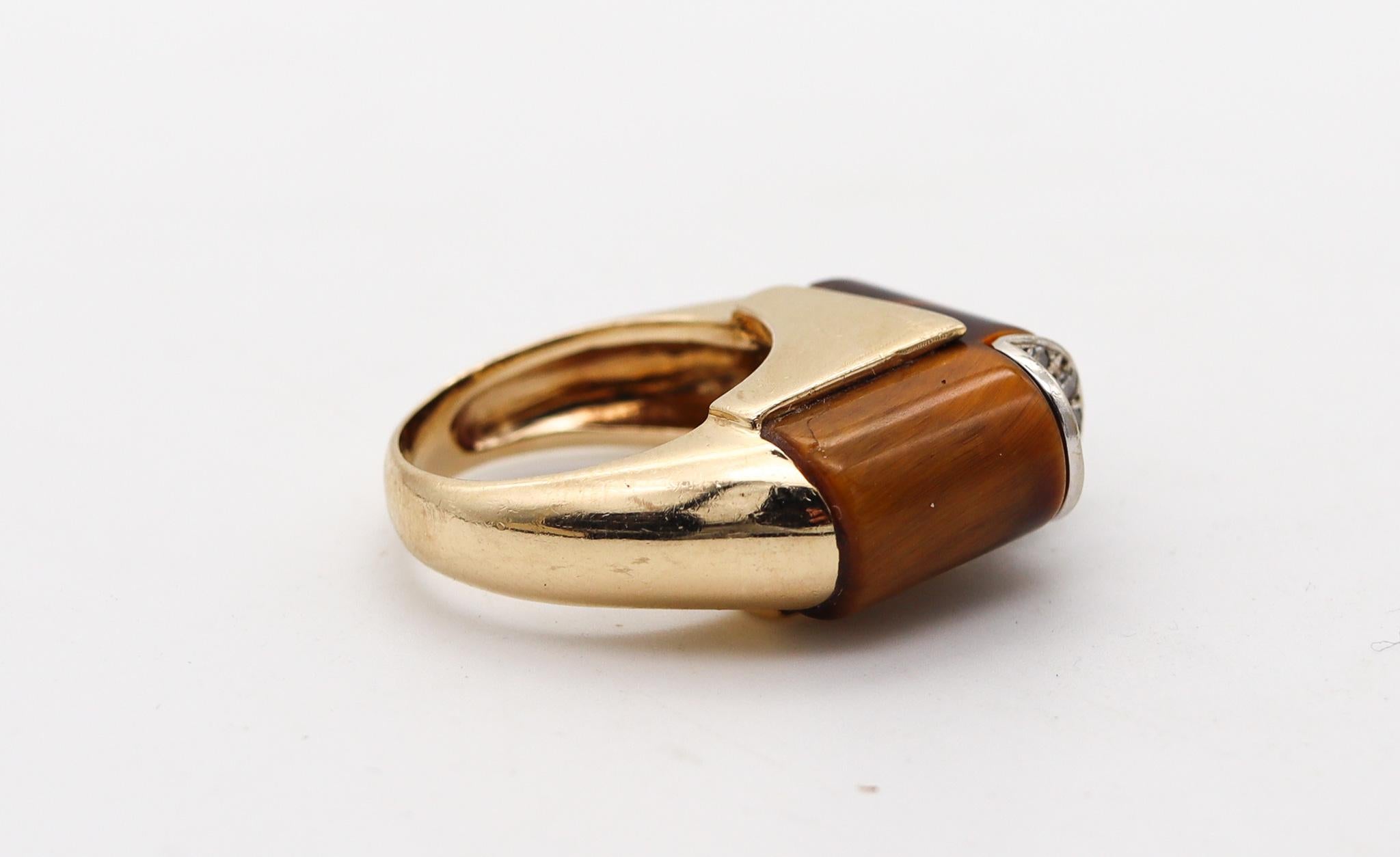 Modernist 1960 Sculptural Geometric Ring In 14Kt Gold With Diamonds & Tiger Eye In Excellent Condition For Sale In Miami, FL