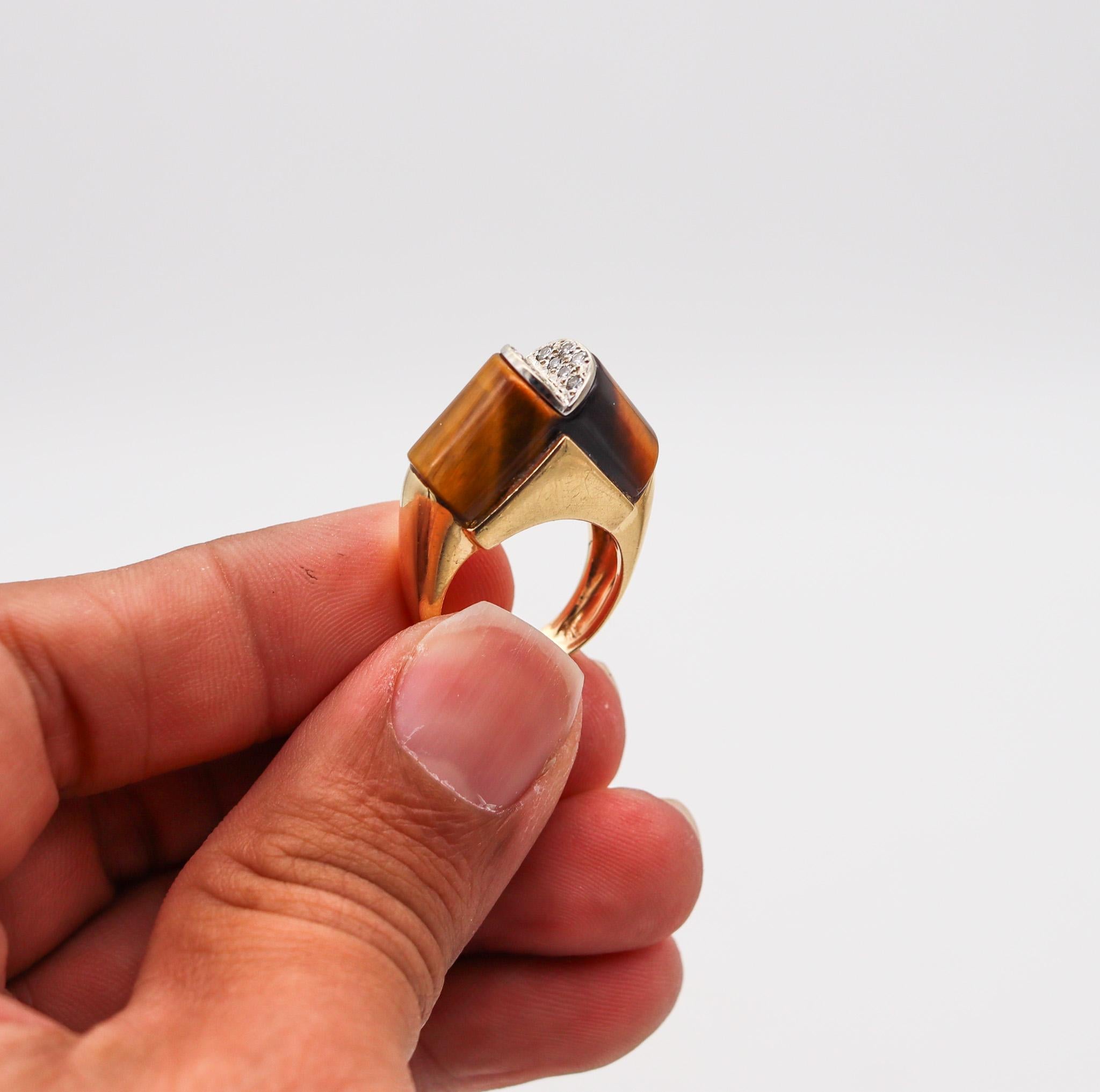 Modernistischer skulpturaler geometrischer Ring aus 14 Karat Gold mit Diamanten und Tigerauge, 1960 im Angebot 1