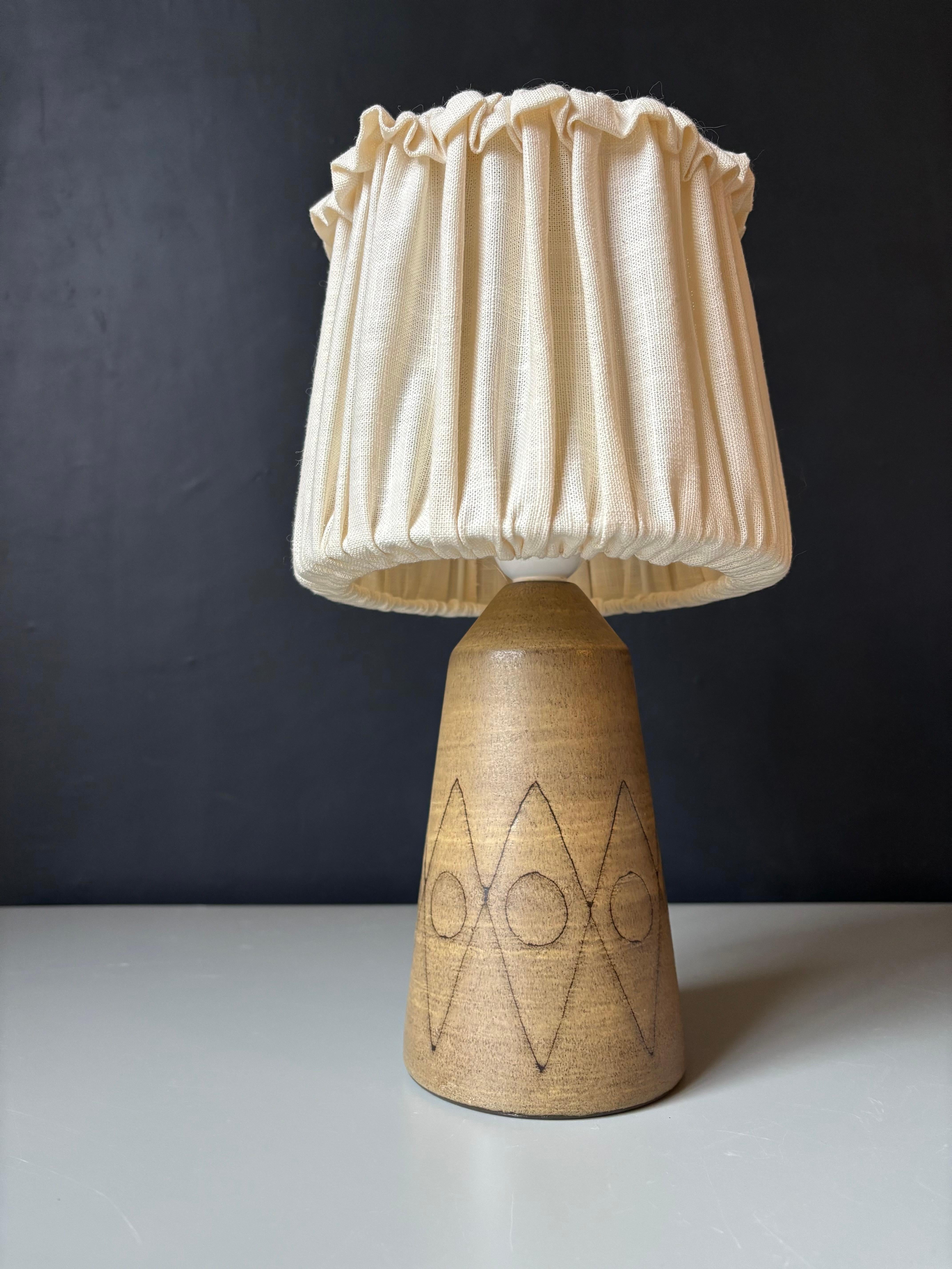 Scandinavo moderno Lampada da tavolo Modernista 1960 in ceramica con decorazioni grafiche, Svezia in vendita