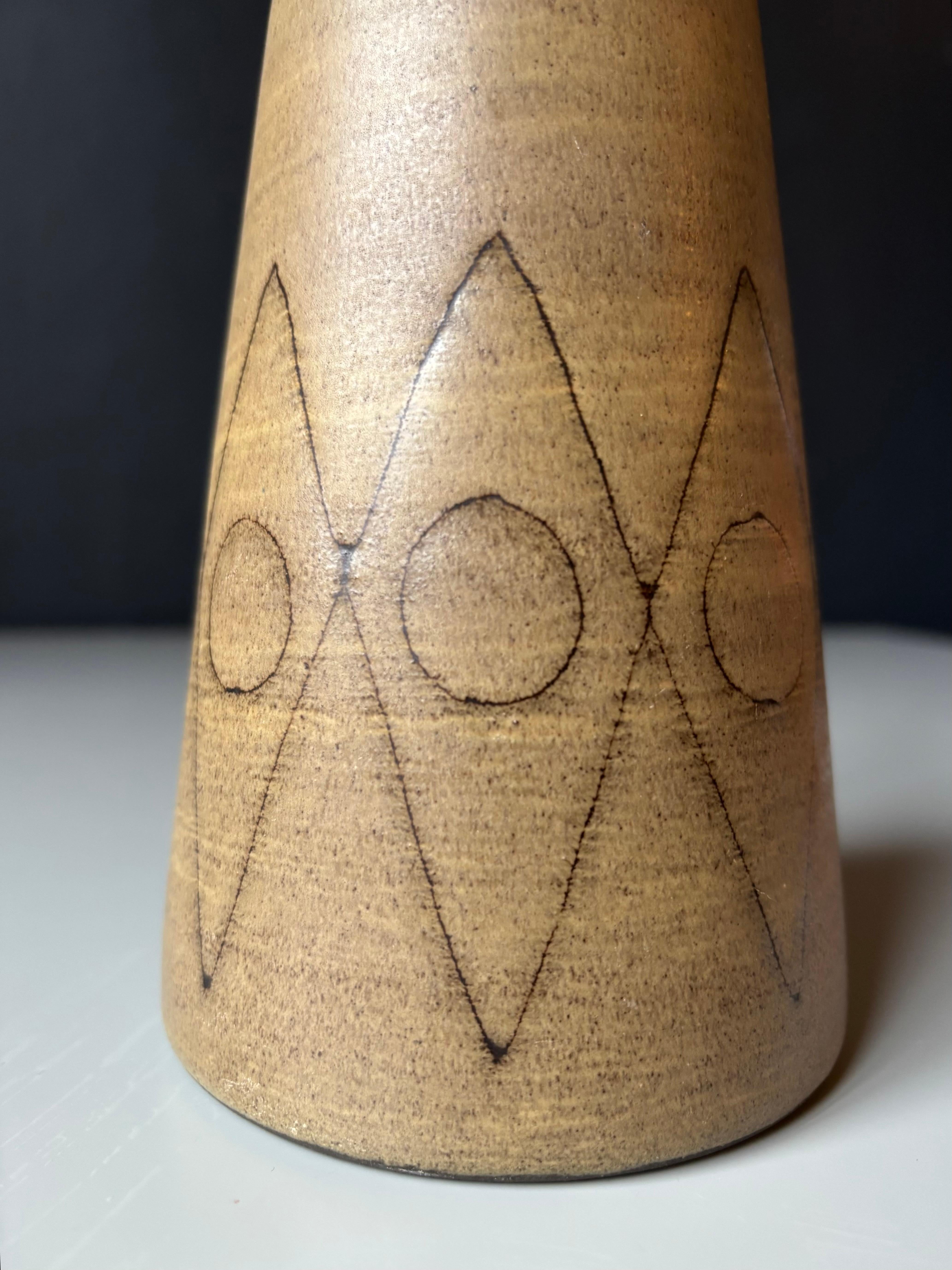 Svedese Lampada da tavolo Modernista 1960 in ceramica con decorazioni grafiche, Svezia in vendita