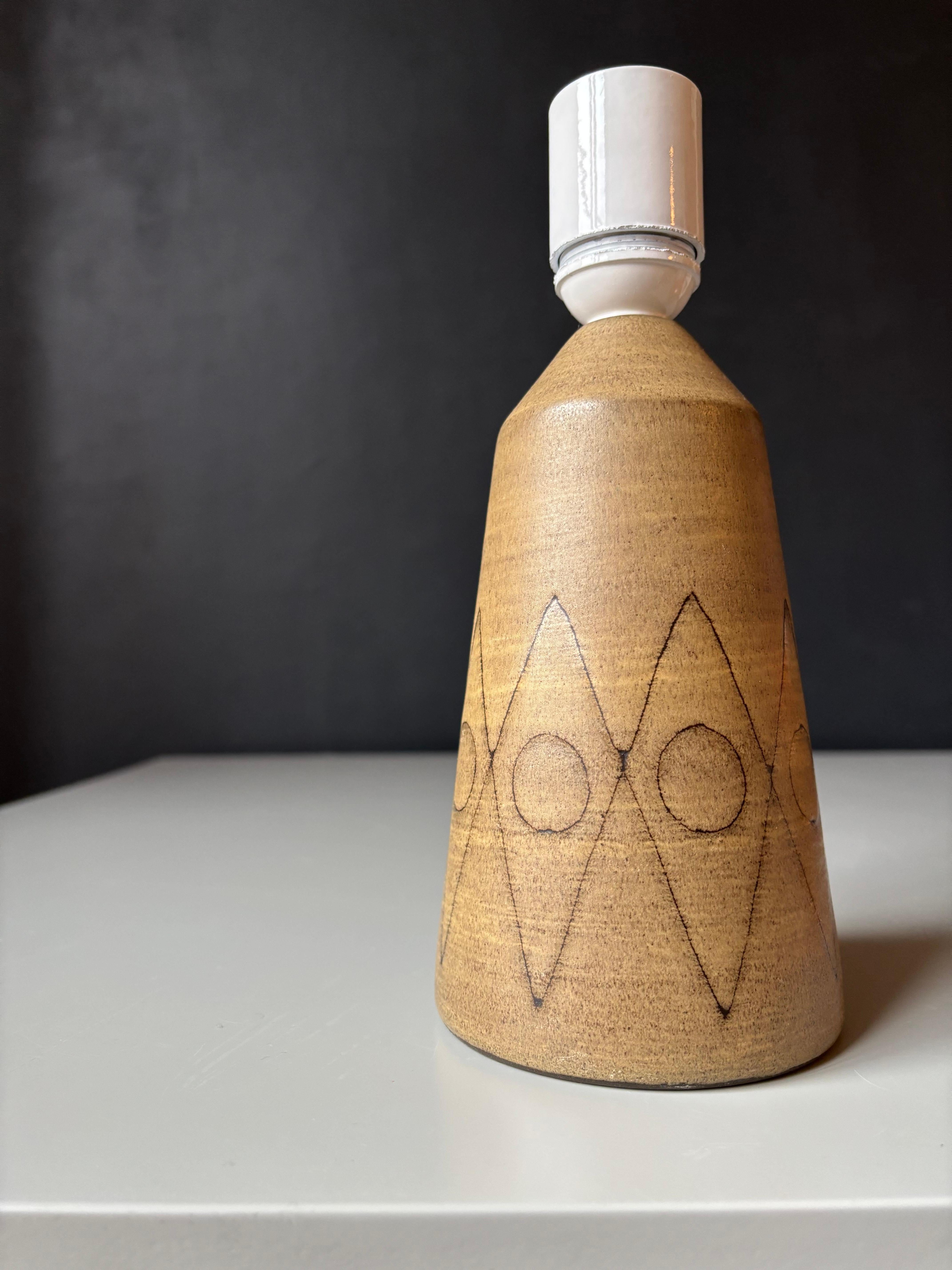 Intagliato a mano Lampada da tavolo Modernista 1960 in ceramica con decorazioni grafiche, Svezia in vendita