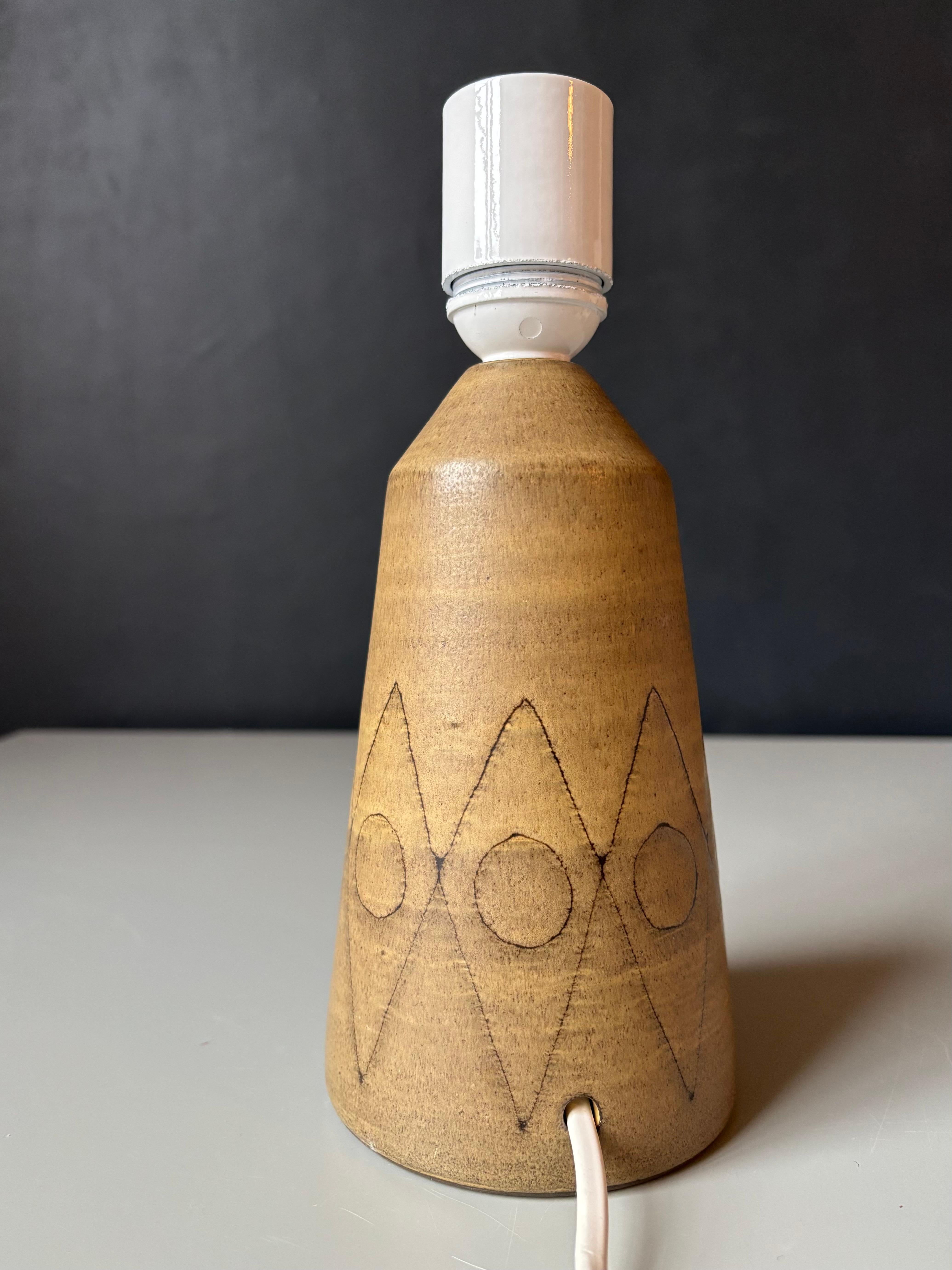 XX secolo Lampada da tavolo Modernista 1960 in ceramica con decorazioni grafiche, Svezia in vendita