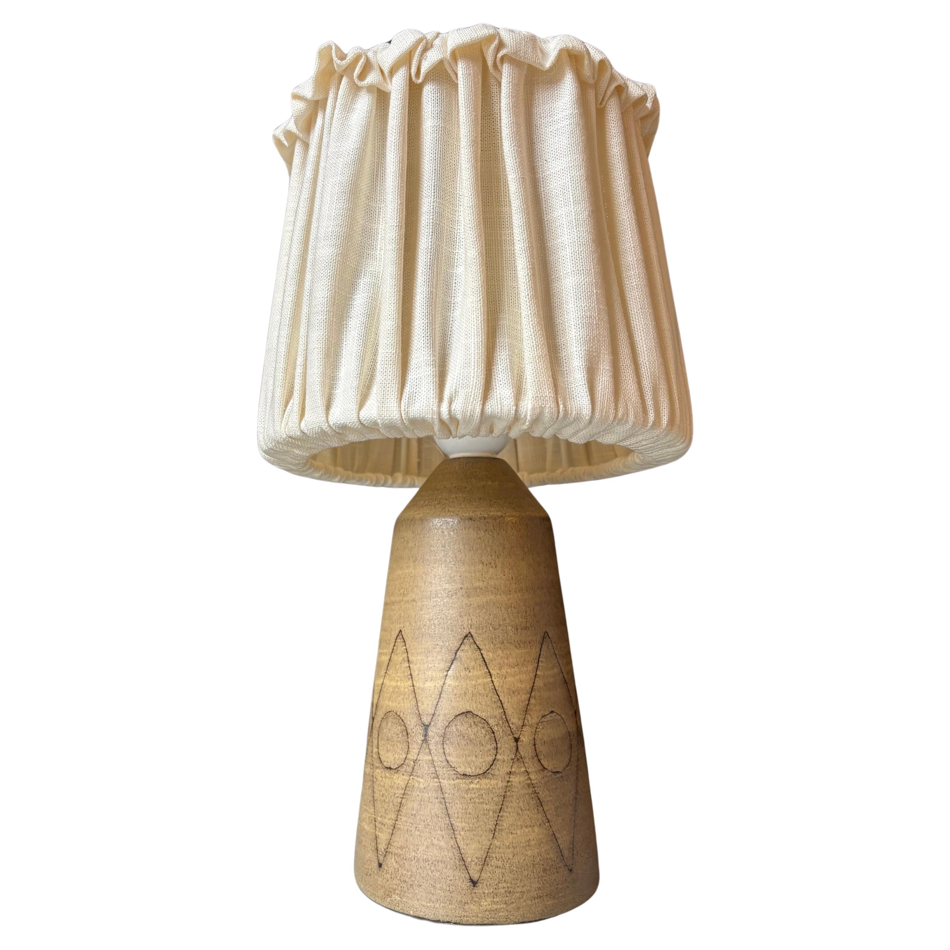 Lampada da tavolo Modernista 1960 in ceramica con decorazioni grafiche, Svezia in vendita
