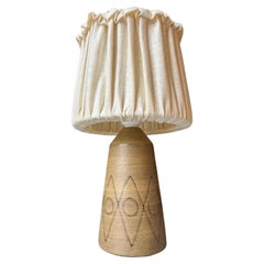 Lampada da tavolo Modernista 1960 in ceramica con decorazioni grafiche, Svezia