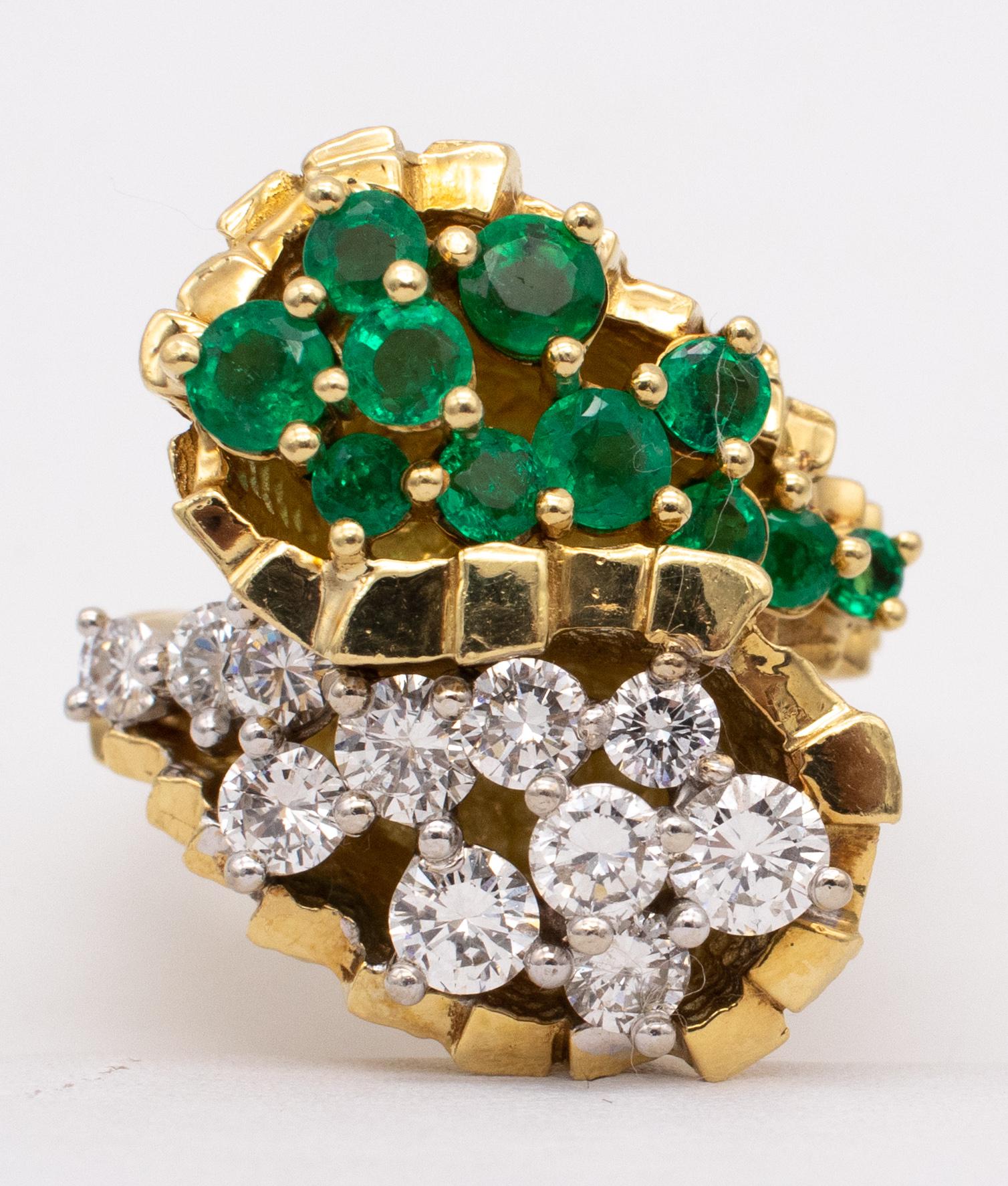 Modernist 1970 Bold Cocktail Ring In 18Kt With 3.15 Cts Of Diamonds And Emeralds For Sale 5