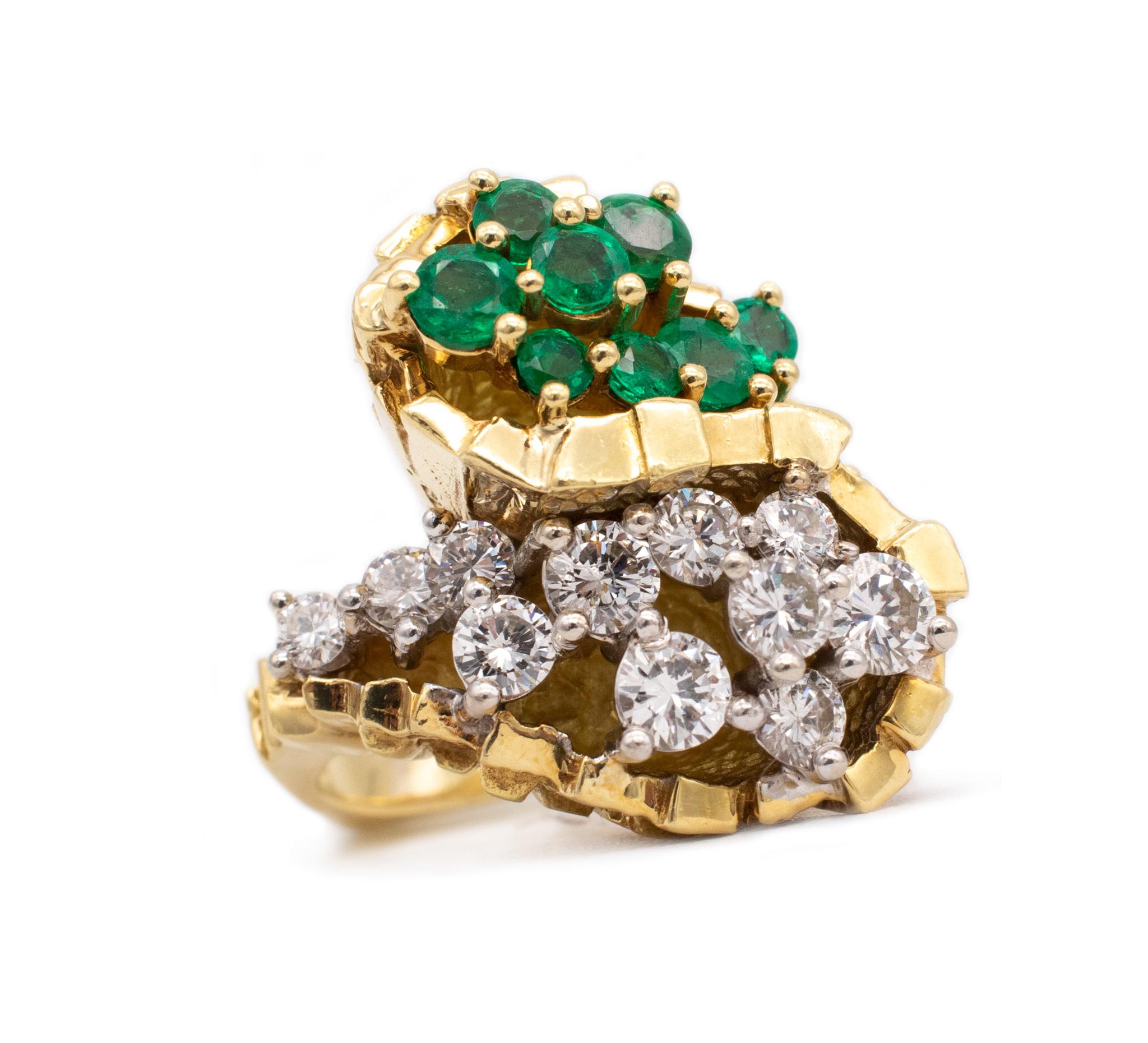 Modernist 1970 Bold Cocktail Ring In 18Kt With 3.15 Cts Of Diamonds And Emeralds For Sale 6