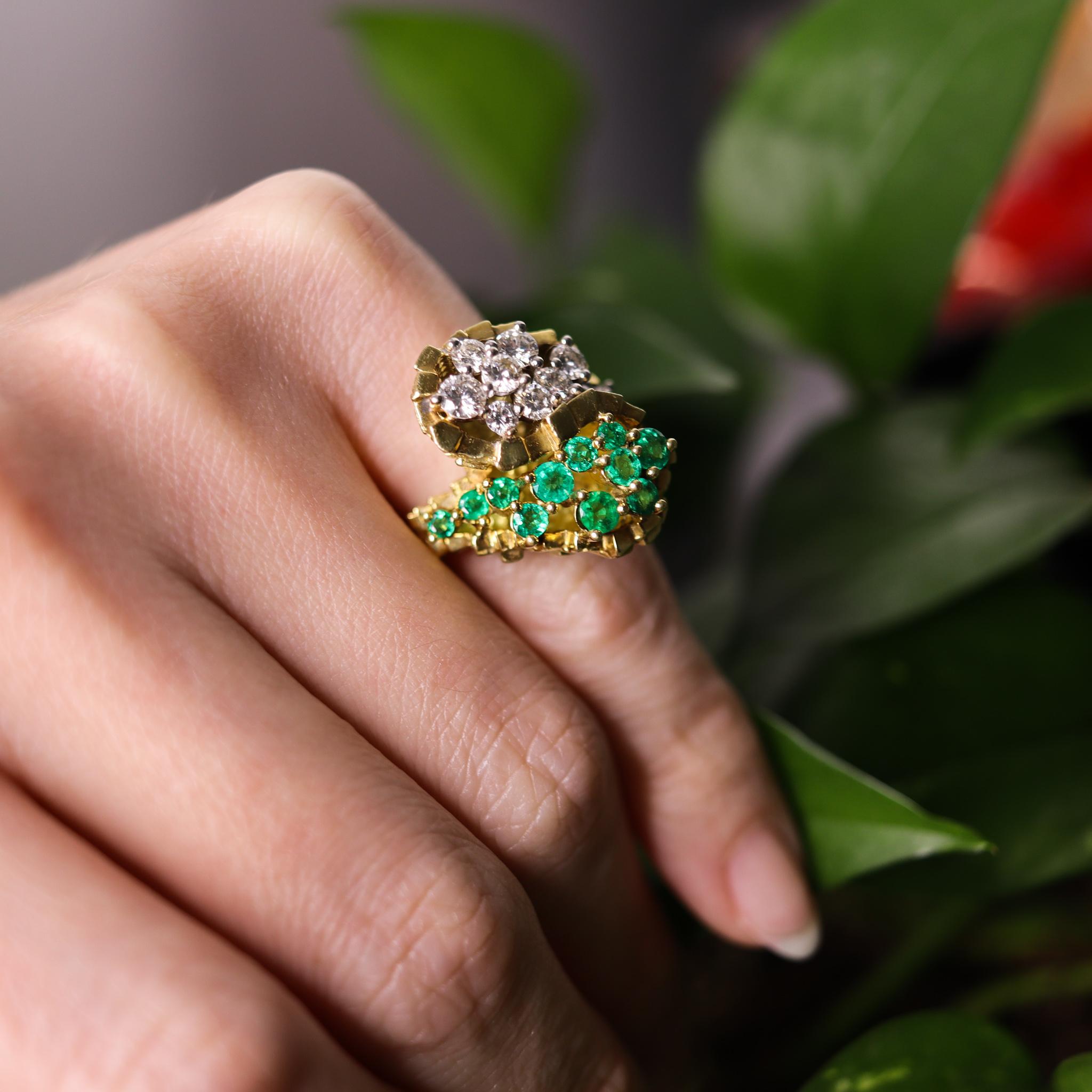 Modernist 1970 Bold Cocktail Ring In 18Kt With 3.15 Cts Of Diamonds And Emeralds For Sale 7