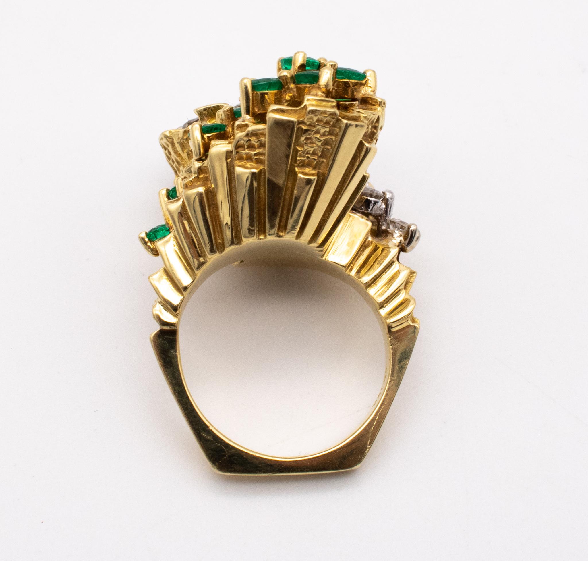 Women's or Men's Modernist 1970 Bold Cocktail Ring In 18Kt With 3.15 Cts Of Diamonds And Emeralds For Sale