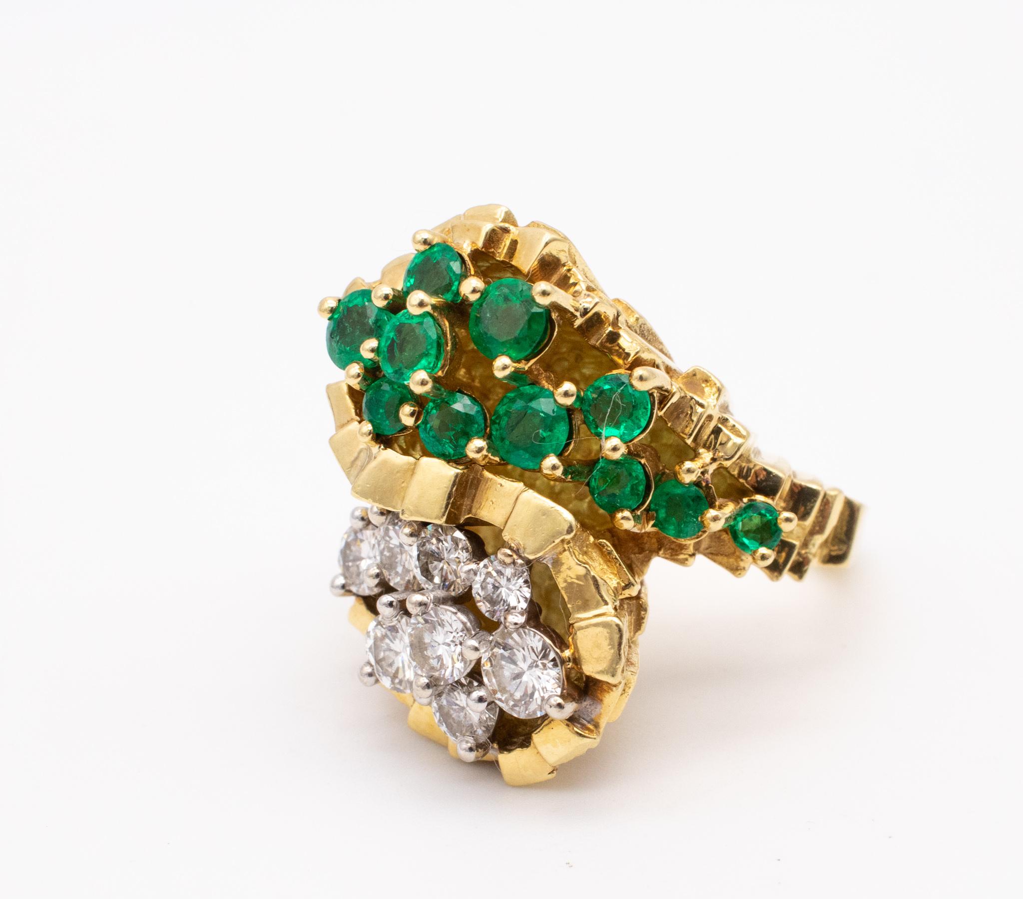 Modernist 1970 Bold Cocktail Ring In 18Kt With 3.15 Cts Of Diamonds And Emeralds For Sale 1