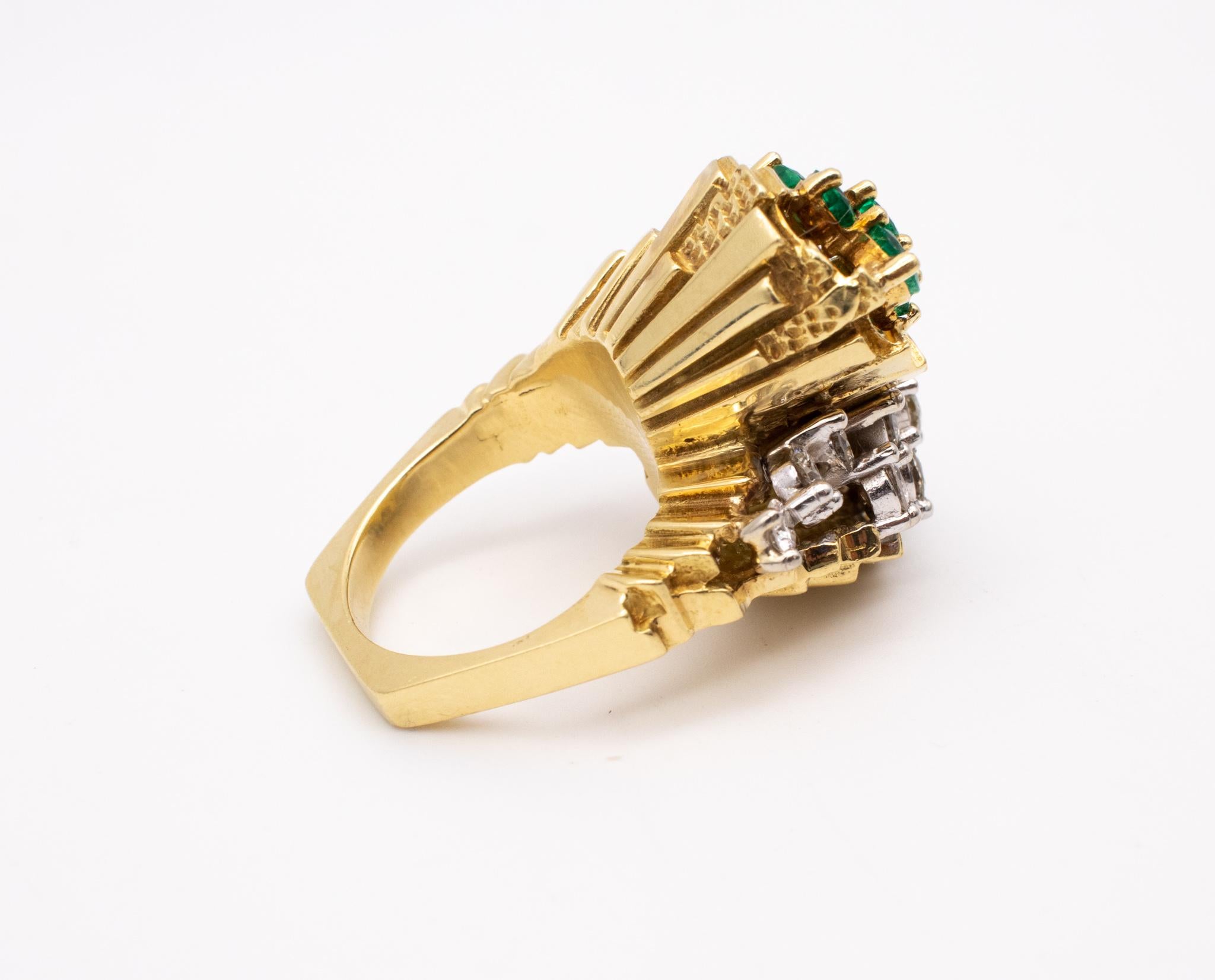 Modernist 1970 Bold Cocktail Ring In 18Kt With 3.15 Cts Of Diamonds And Emeralds For Sale 2