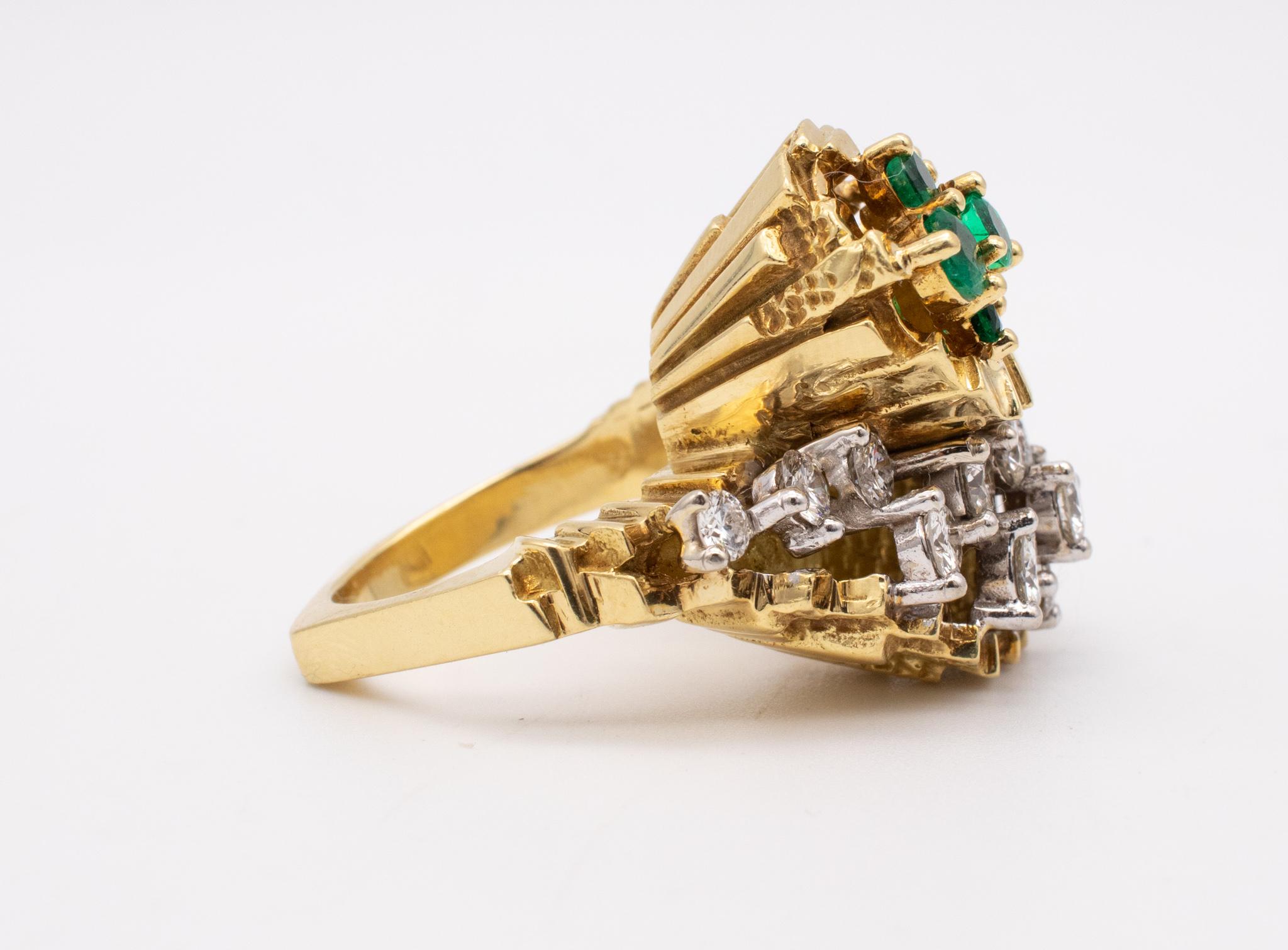 Modernist 1970 Bold Cocktail Ring In 18Kt With 3.15 Cts Of Diamonds And Emeralds For Sale 3