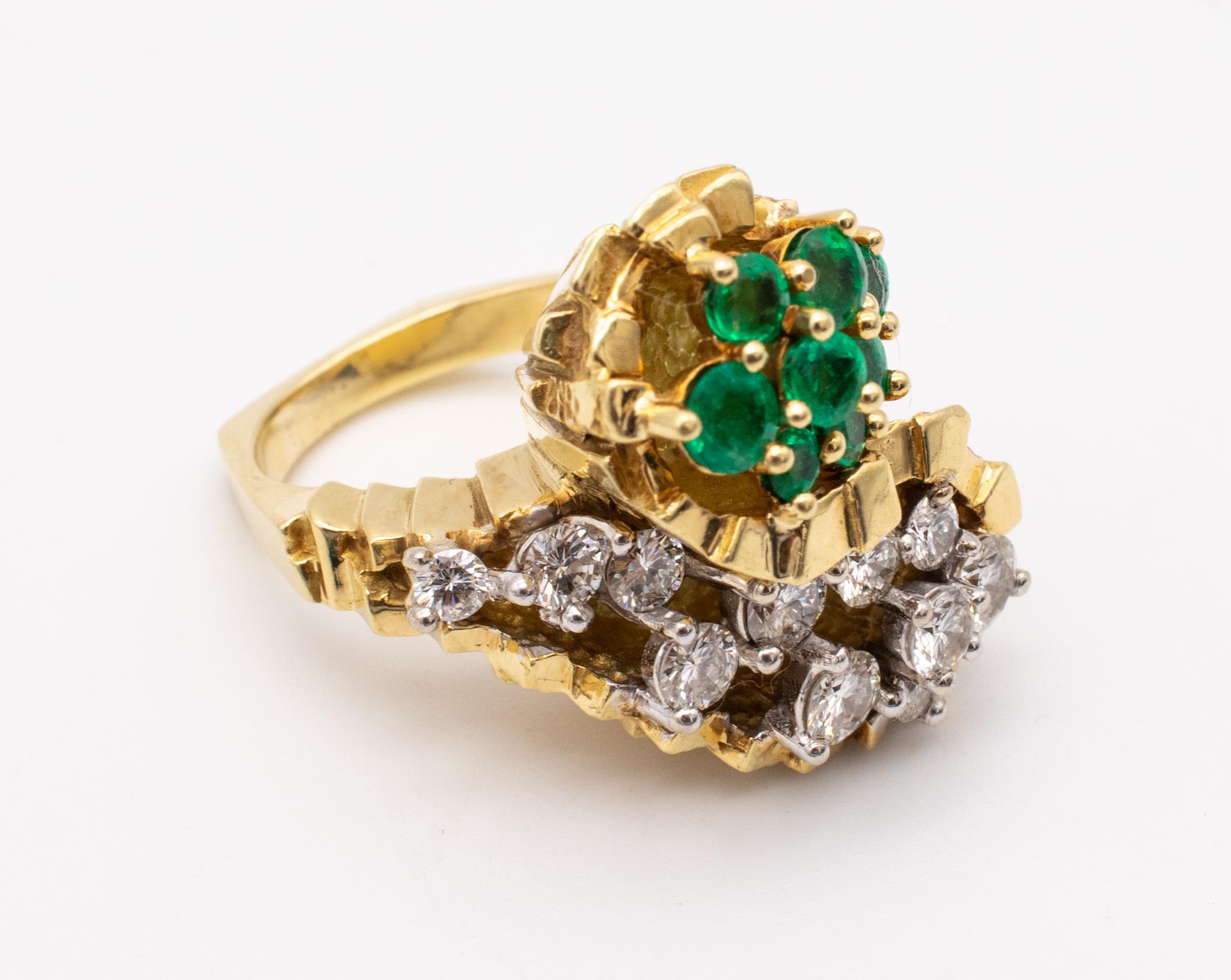 Modernist 1970 Bold Cocktail Ring In 18Kt With 3.15 Cts Of Diamonds And Emeralds For Sale 4