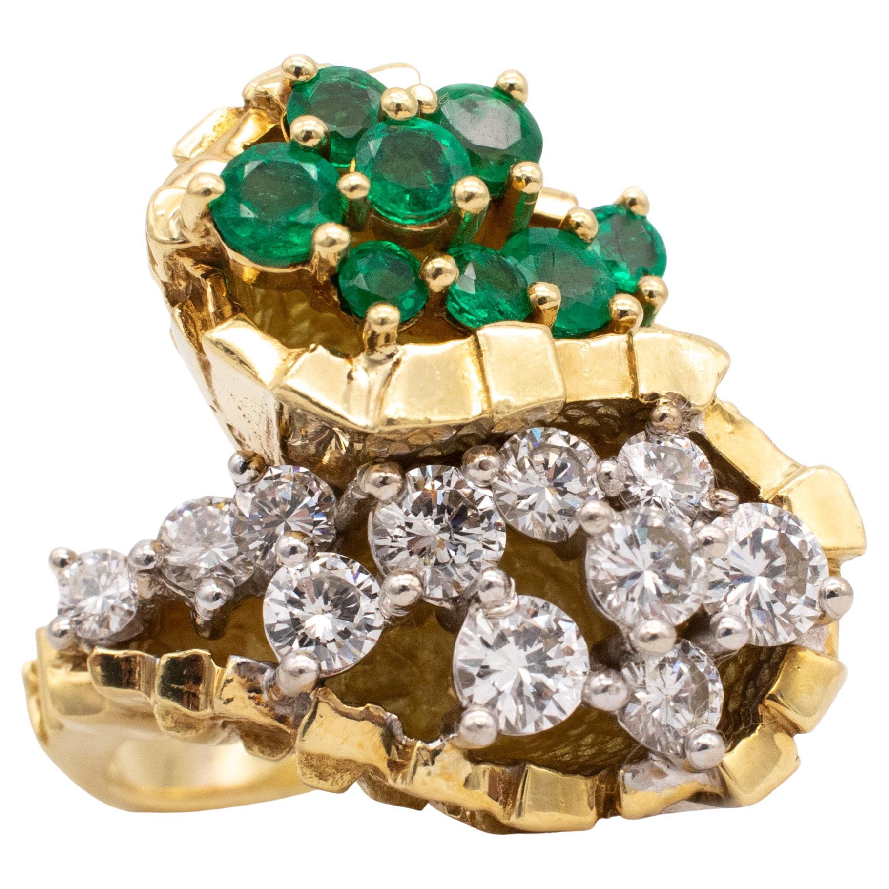 Modernist 1970 Bold Cocktail Ring In 18Kt With 3.15 Cts Of Diamonds And Emeralds For Sale