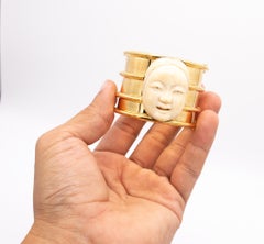 Modernist 1970 Chinoiserie Cuff Bracelet Solid 18kt Yellow Gold with Buddha Face