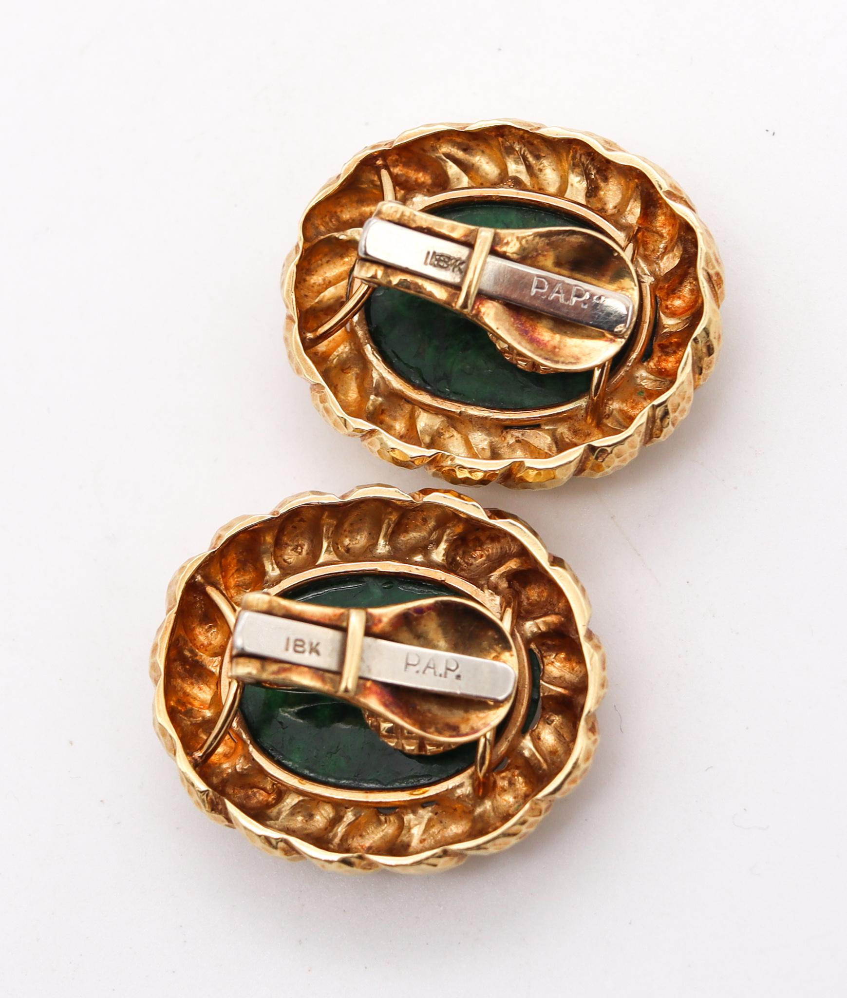 Modernist 1970 Clip-On Earrings in 18Kt Yellow Gold 24.30 Ctw Maw Sit Sit Jade In Excellent Condition For Sale In Miami, FL