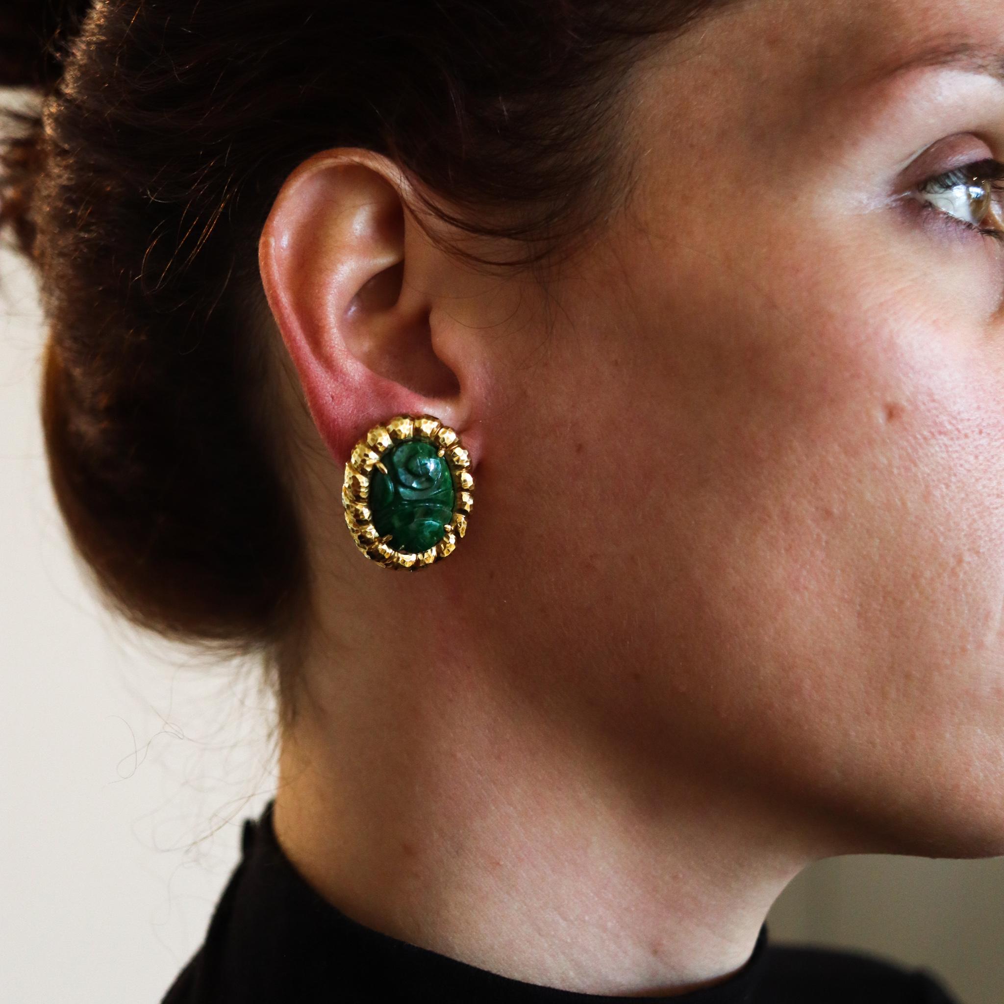 Modernist 1970 Clip-On Earrings in 18Kt Yellow Gold 24.30 Ctw Maw Sit Sit Jade For Sale 1