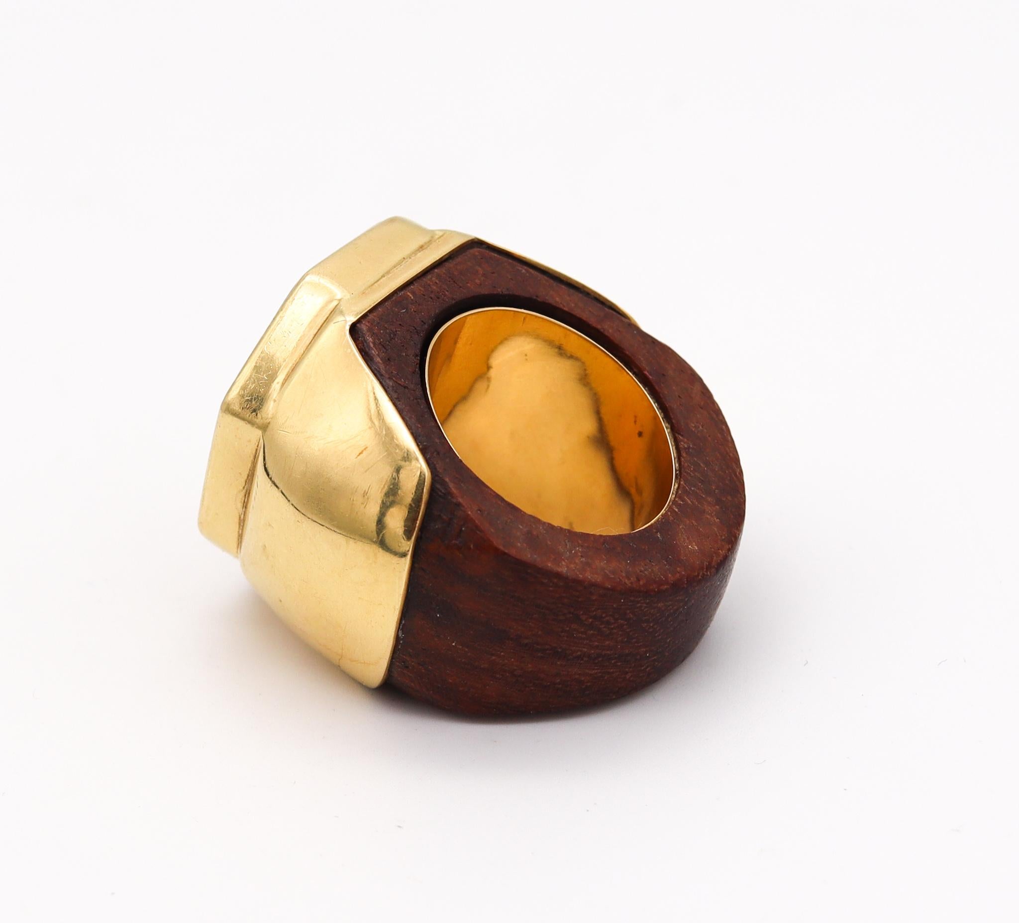 Modernist 1970 Cocktail Agate Ring in Wood and 18Kt Yellow Gold with One Citrine In Excellent Condition For Sale In Miami, FL