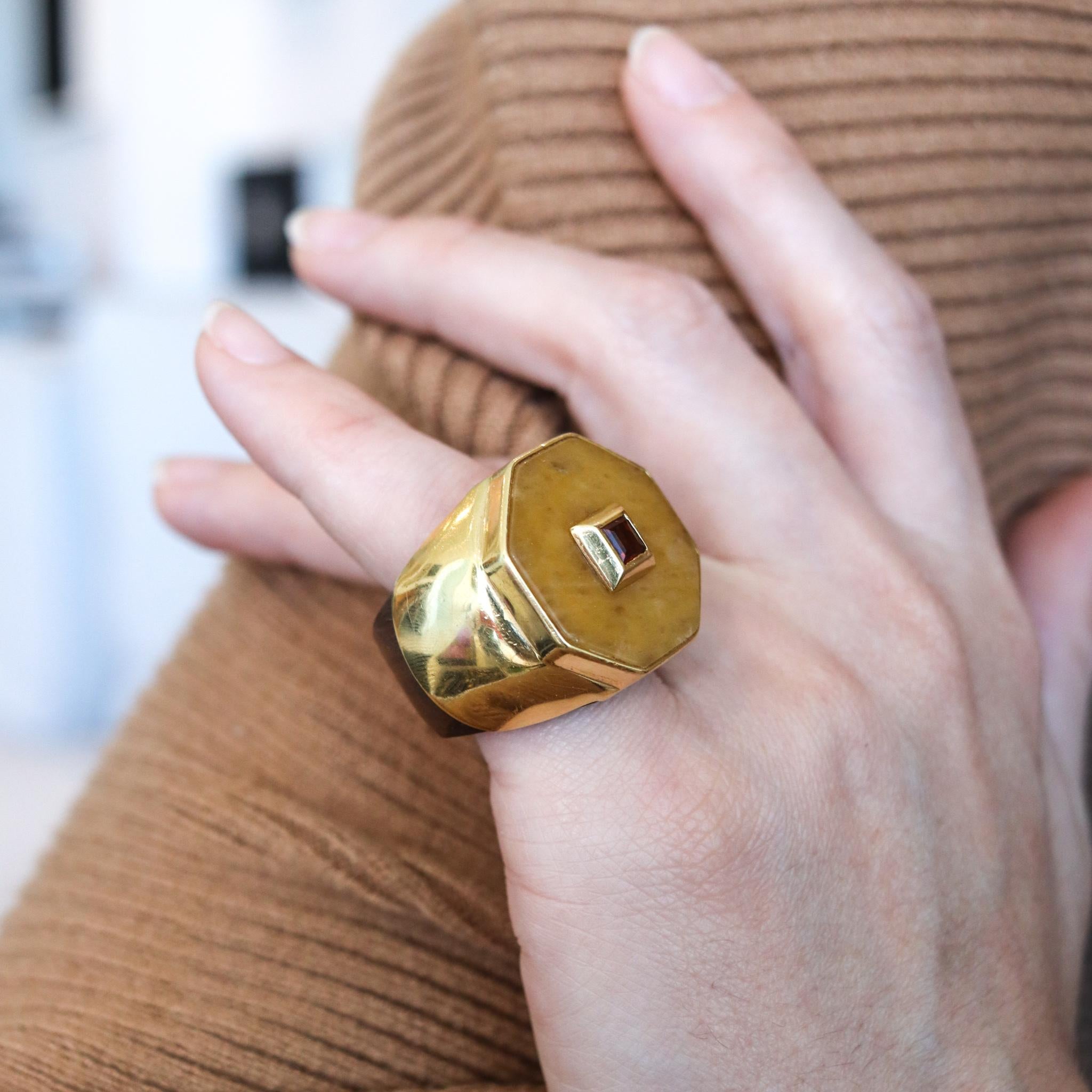 Modernist 1970 Cocktail Agate Ring in Wood and 18Kt Yellow Gold with One Citrine For Sale 3