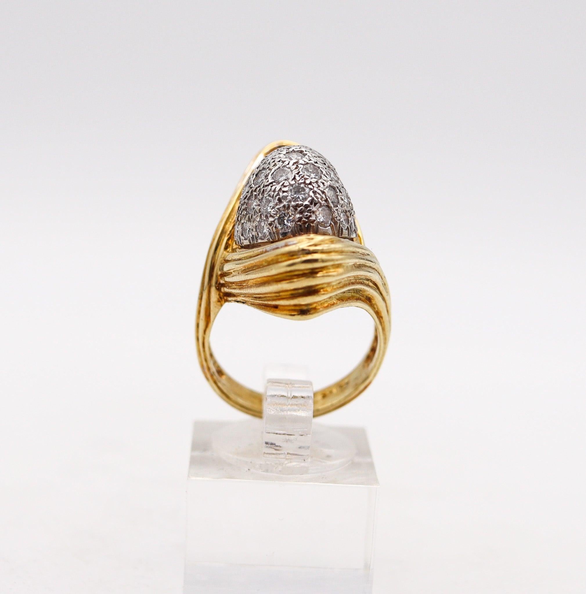 MODERNIST 1970 Cocktail Ring In 18Kt Gold With 1.70 Ctw In Diamonds In Excellent Condition For Sale In Miami, FL
