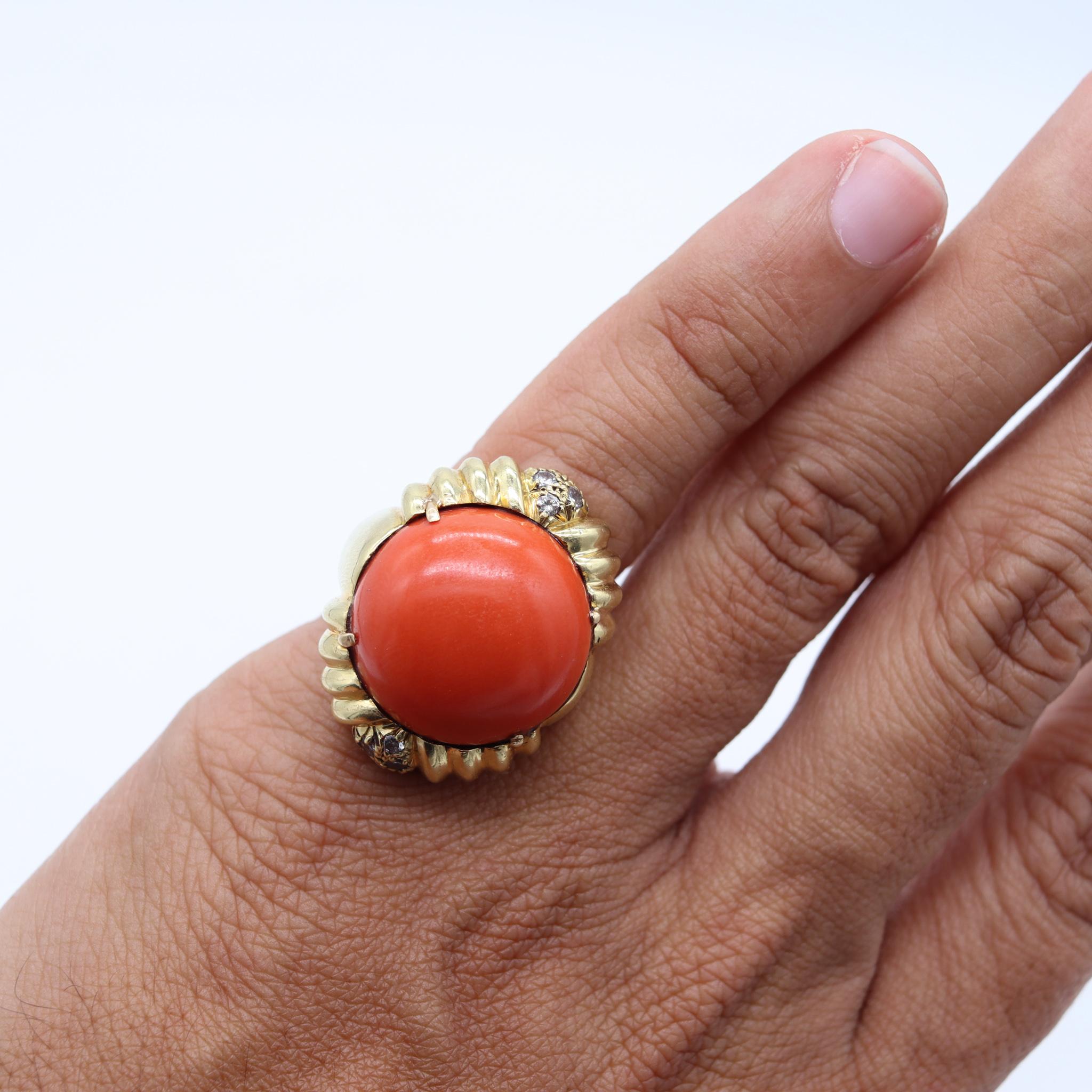 Modernist 1970 Cocktail Ring in 18Kt Yellow Gold 26.89 Cts Red Coral & Diamonds For Sale 4