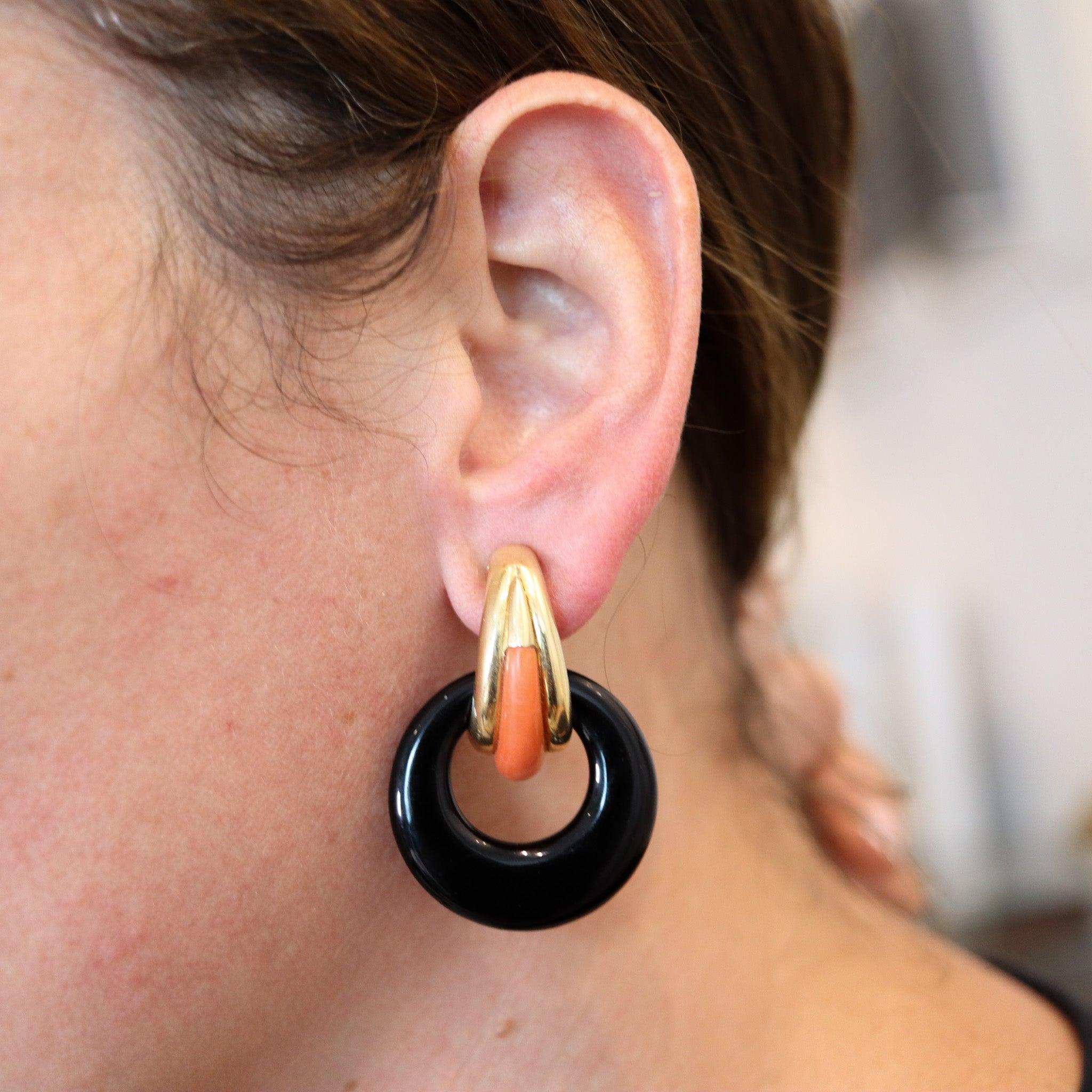 Orecchini trasformabili modernisti per porte.

Favolosi orecchini penzolanti, creati con motivi modernisti nel 1970. Questi orecchini colorati sono stati realizzati per essere trasformati in orecchini da giorno e da notte in oro giallo massiccio a