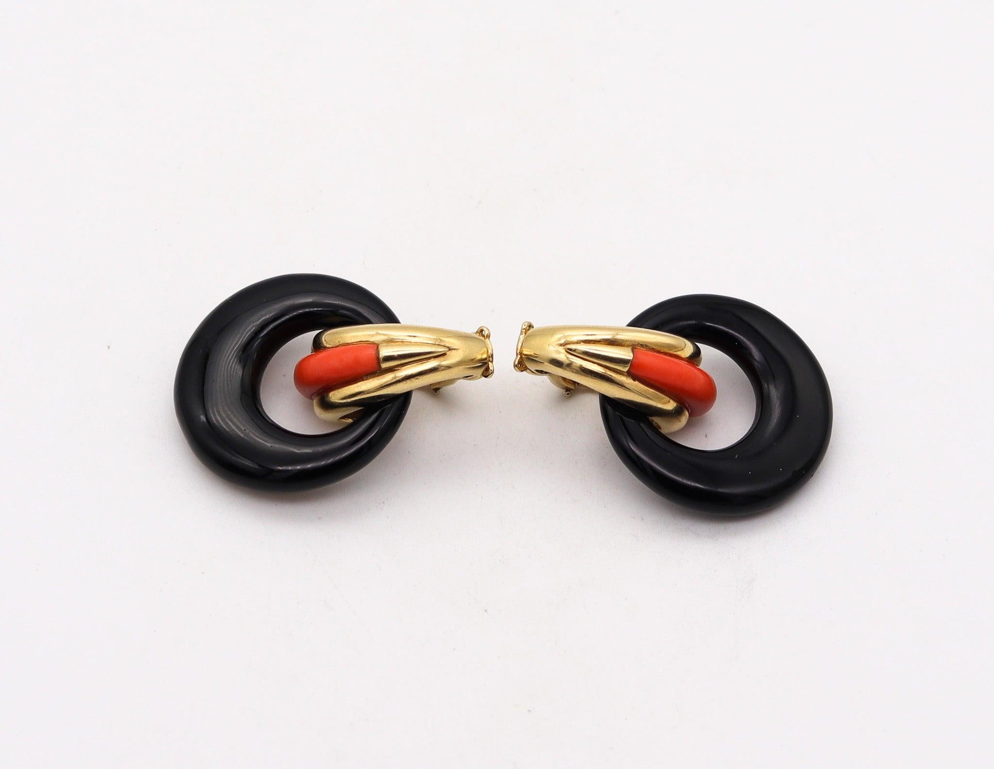 Modernista MODERNIST 1970 Orecchini a clip convertibili in oro giallo 18Kt con corallo e onice in vendita