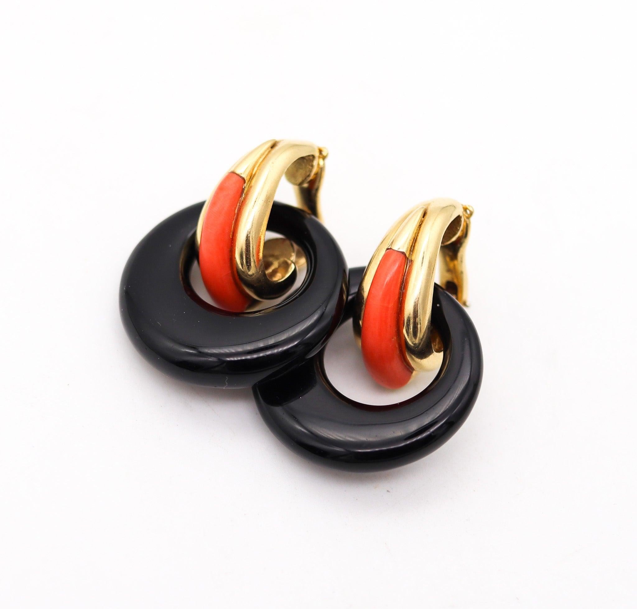 Cabochon MODERNIST 1970 Orecchini a clip convertibili in oro giallo 18Kt con corallo e onice in vendita