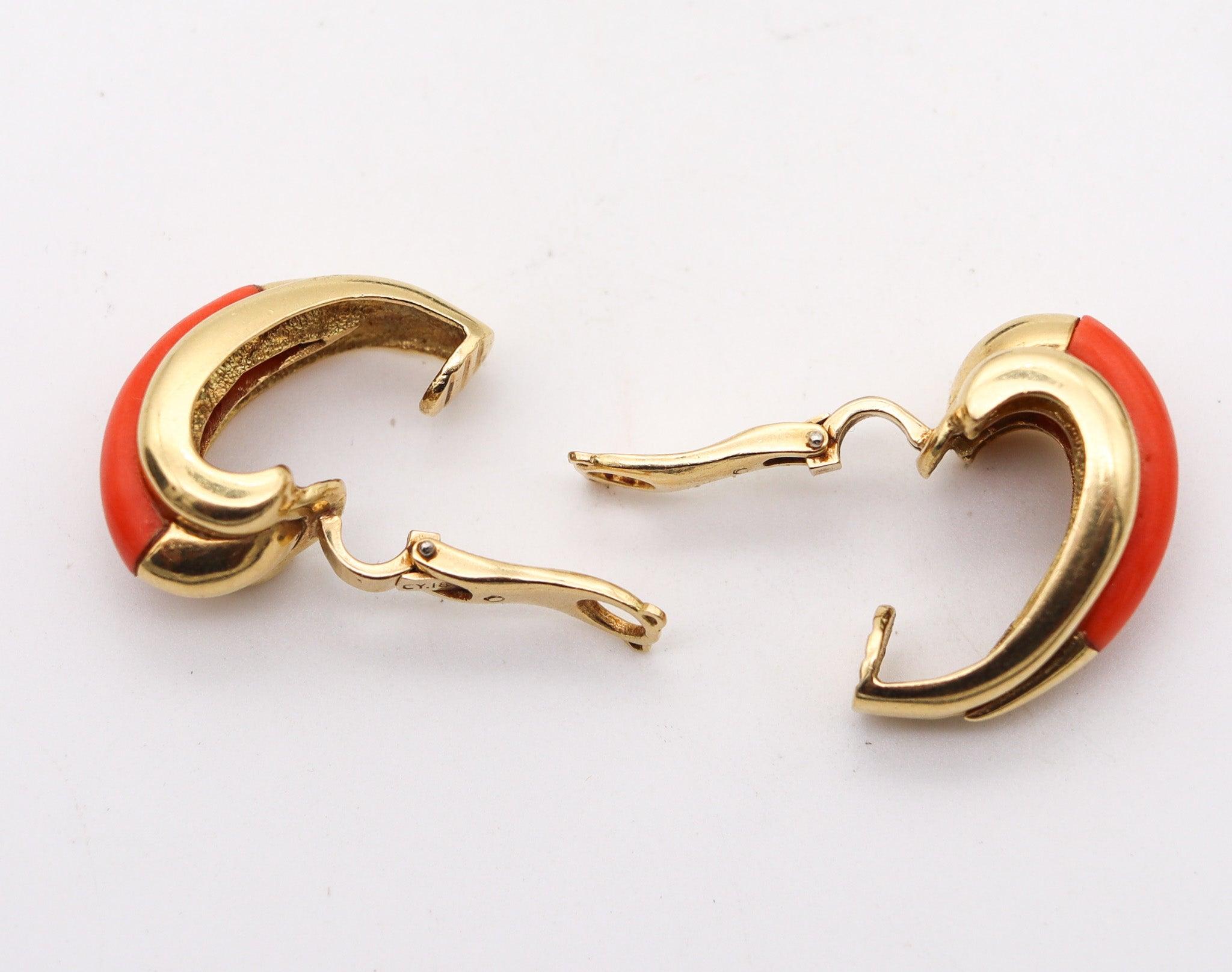 MODERNIST 1970 Orecchini a clip convertibili in oro giallo 18Kt con corallo e onice in vendita 1