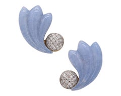 Clips d'oreilles européens modernistes des années 1970 en or 18 carats avec calcédoine et diamants