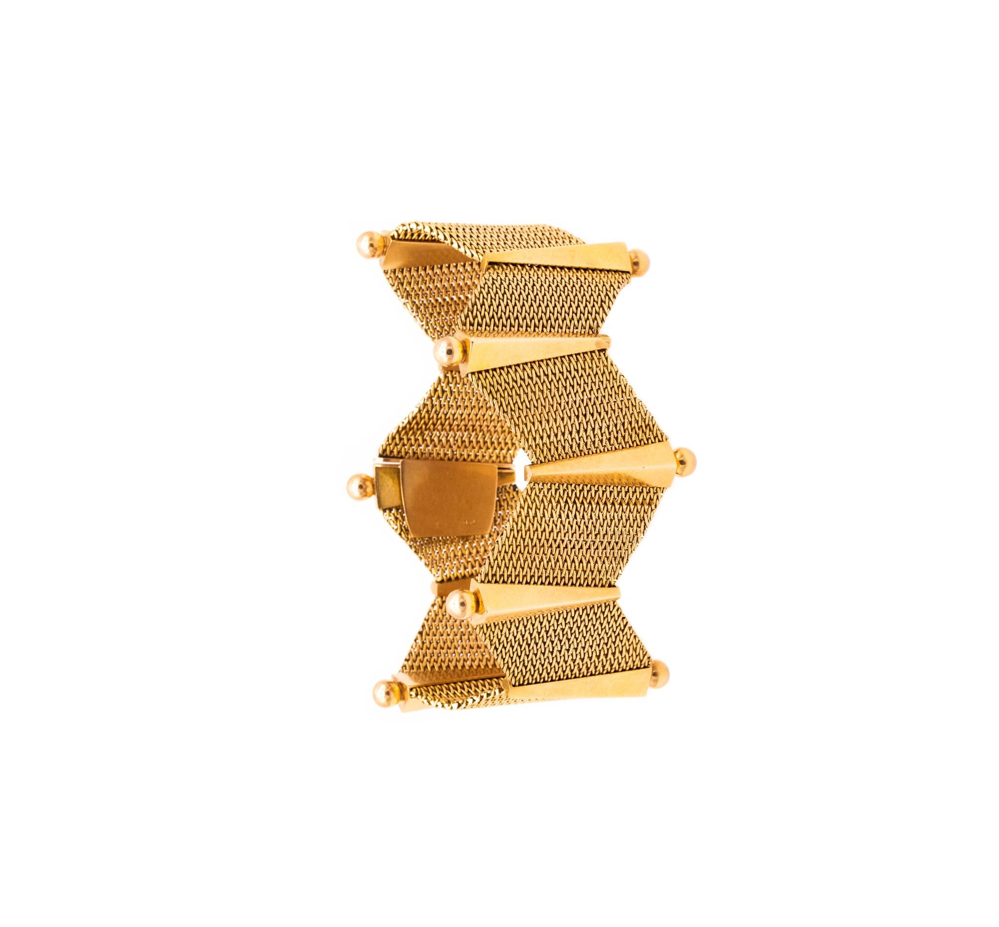 Unusual geometric Zig-Zag bracelet.

A modernist piece, created in Europe in the early 1970's. This bracelet was carefully crafted in solid 18 karats yellow gold and suited with a push boxed lock. The design is composed by 10 pyramidal stations