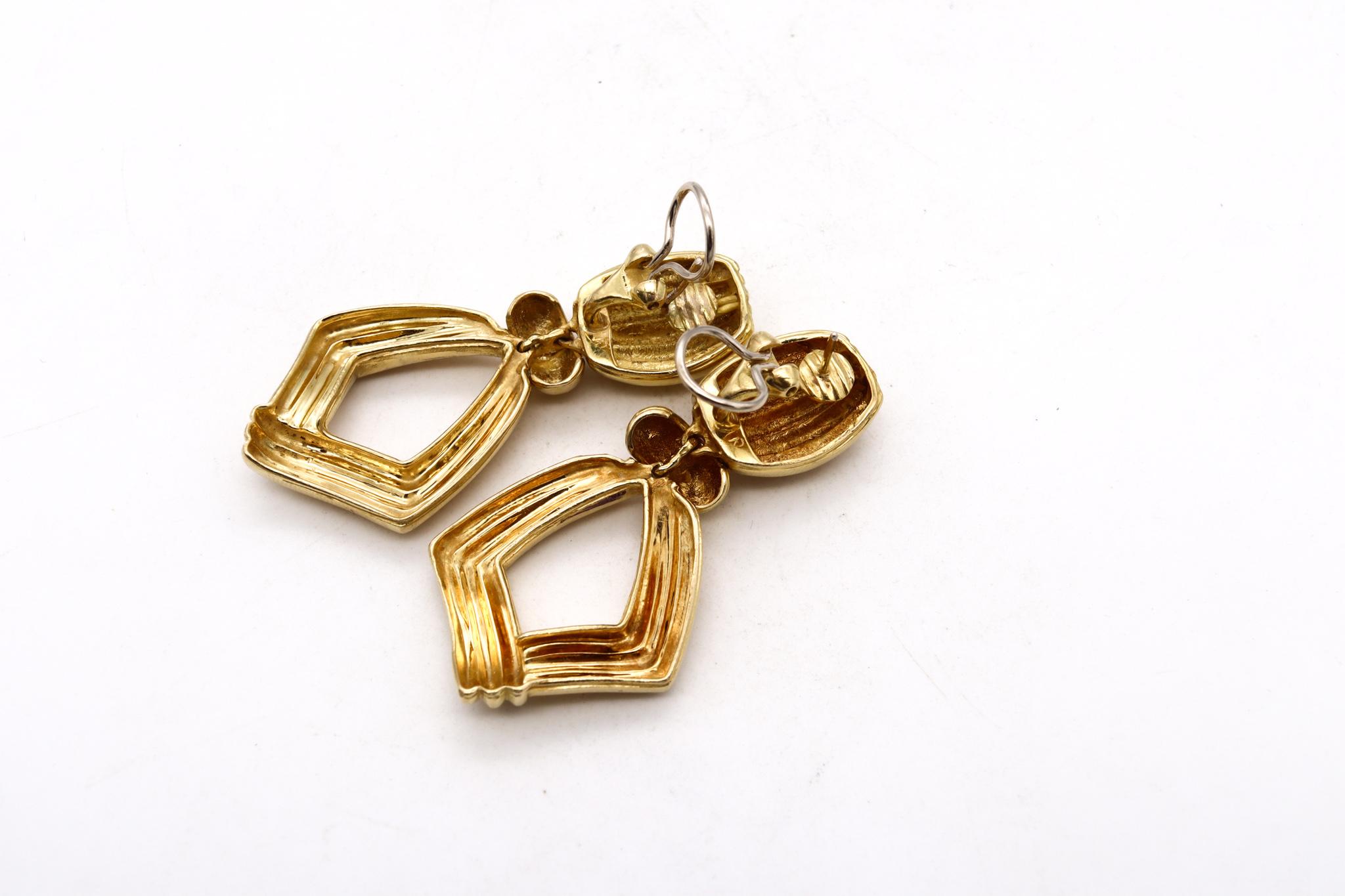 Modernist 1970 Fluted Door Knockers Drop Earrings in 18Kt Yellow Gold In Excellent Condition In Miami, FL