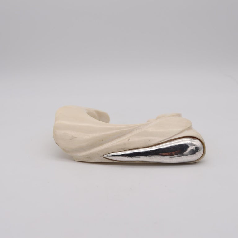 Modernist 1970 Free Form Carved Studio Cuff Bracelet with .925 Sterling Silver In Excellent Condition For Sale In Miami, FL