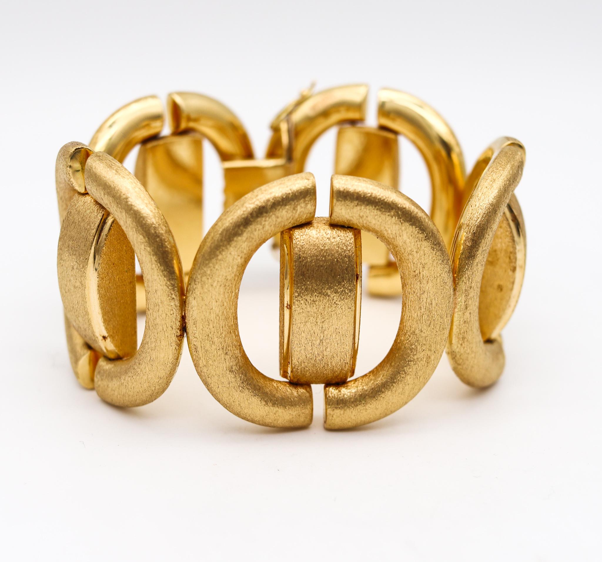Modernist 1970 Geometric Bold Textured Bracelet In Brushed 18Kt Yellow Gold In Excellent Condition For Sale In Miami, FL