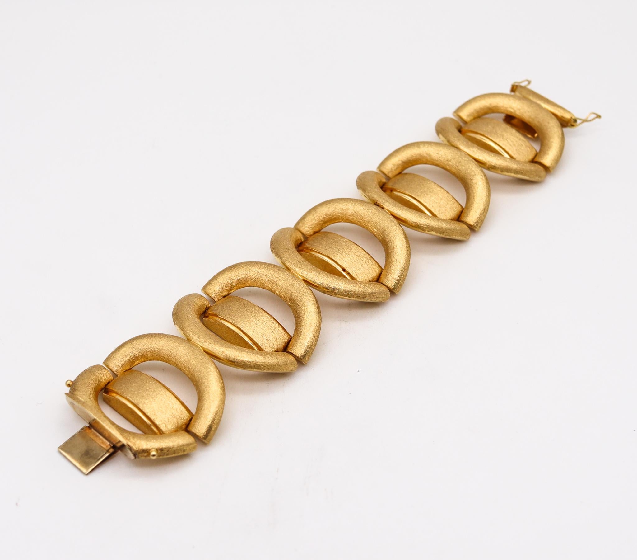 Modernist 1970 Geometric Bold Textured Bracelet In Brushed 18Kt Yellow Gold For Sale 1