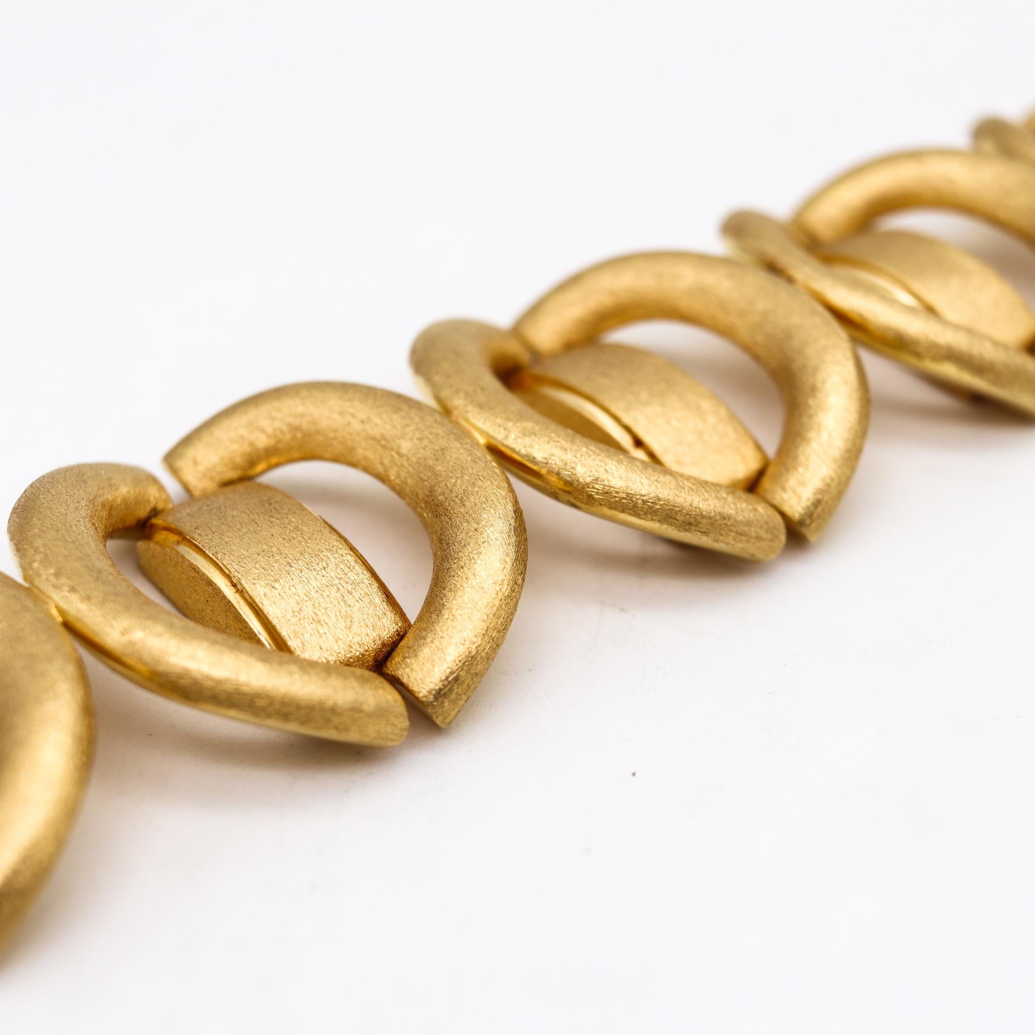 Modernist 1970 Geometric Bold Textured Bracelet In Brushed 18Kt Yellow Gold For Sale 2