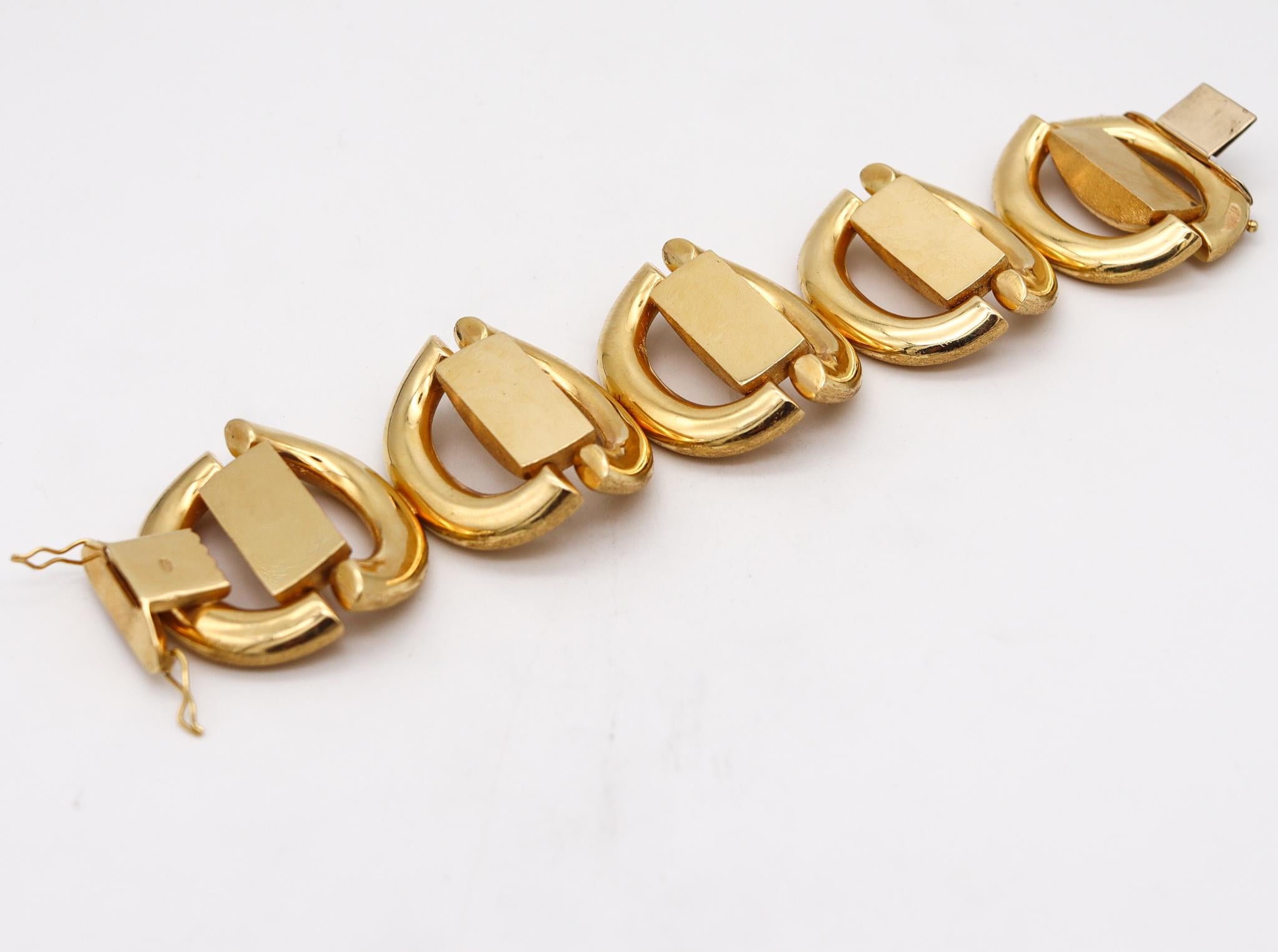 Modernist 1970 Geometric Bold Textured Bracelet In Brushed 18Kt Yellow Gold For Sale 3