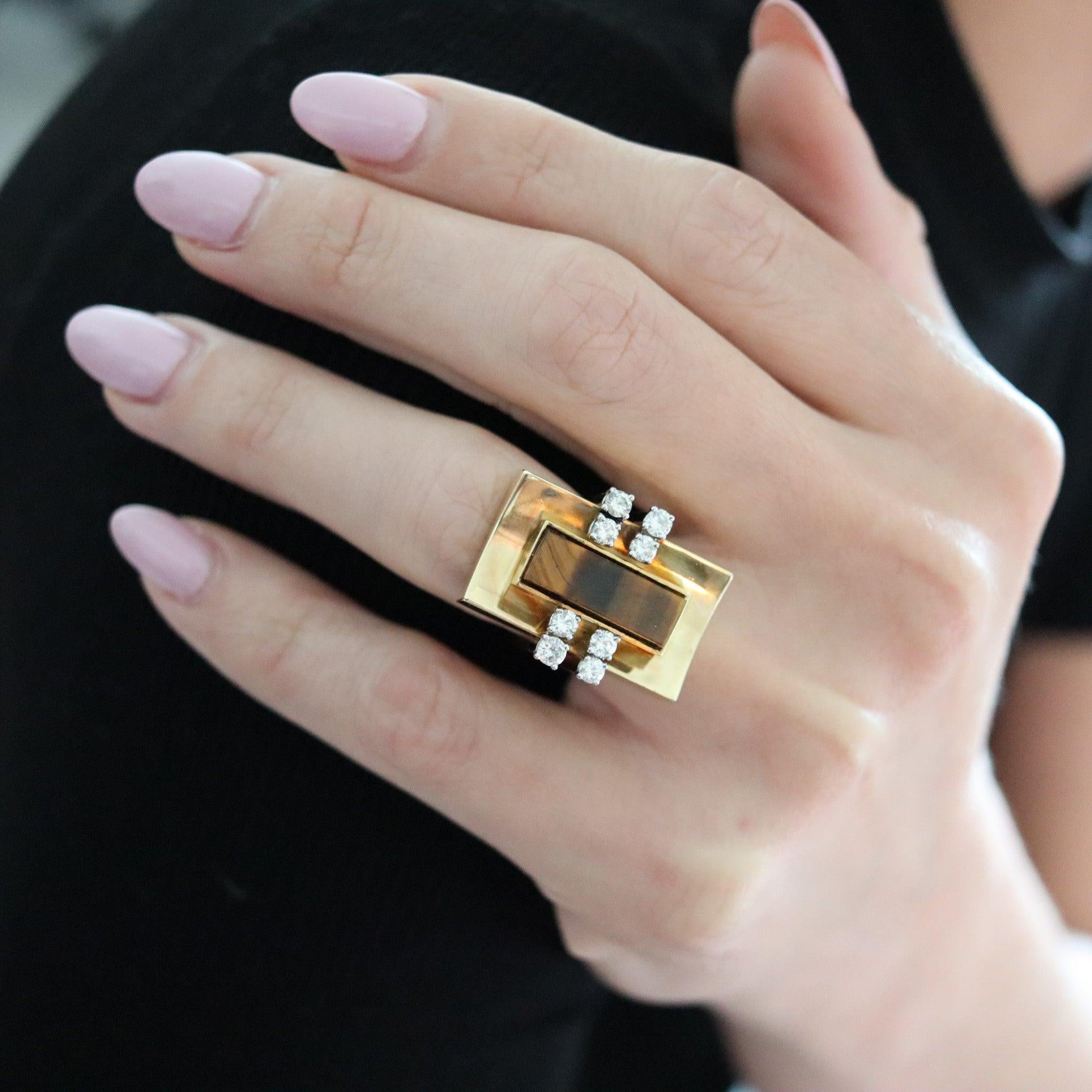 Un anello da cocktail geometrico e scultoreo.

Si tratta di un anello da cocktail molto particolare, creato durante il periodo modernista, nel 1970. L'anello, unico nel suo genere, è stato realizzato con una forma geometrica in oro giallo massiccio