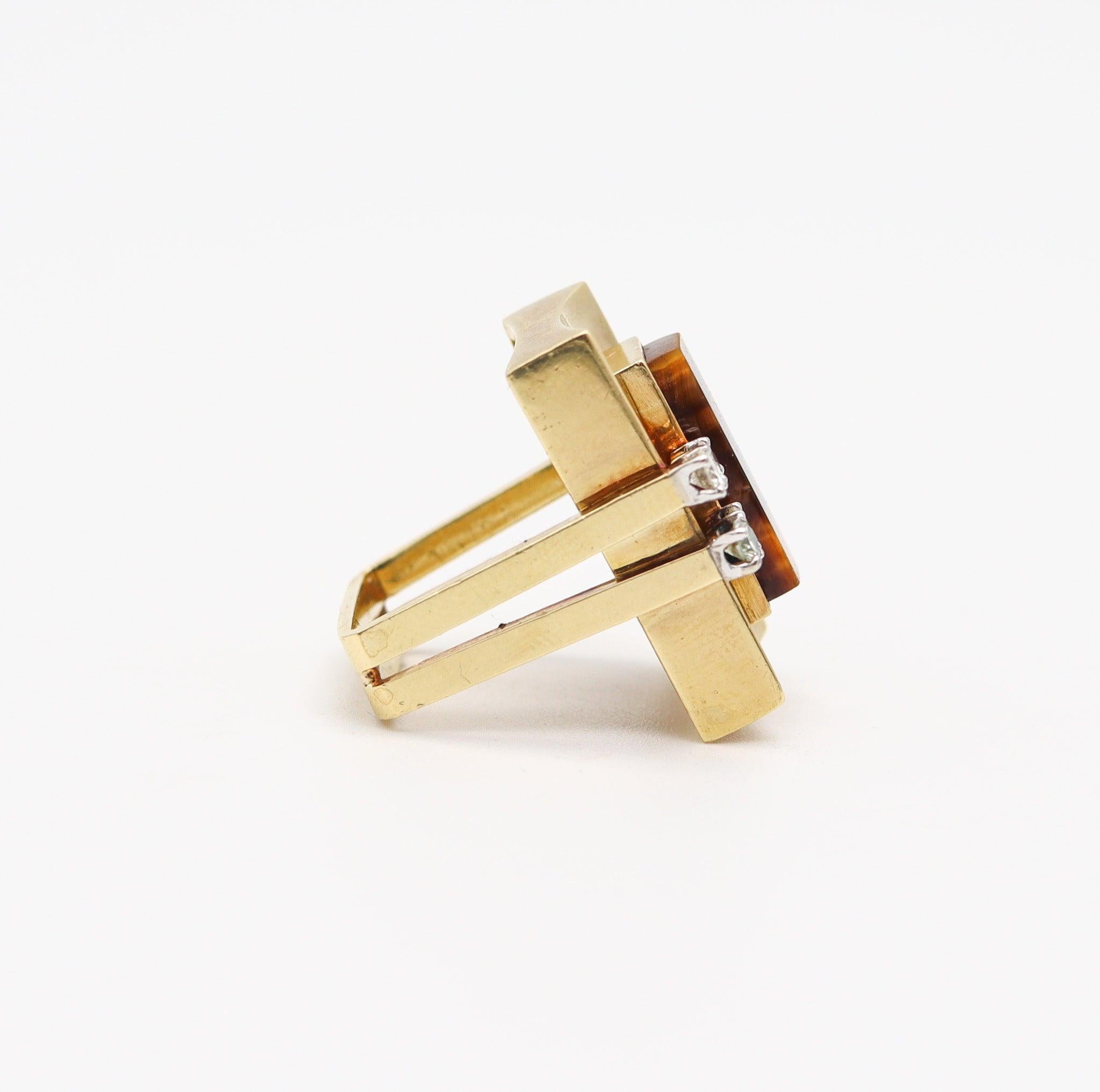 Taglio brillante Anello da cocktail geometrico MODERNISTA 1970 in oro 18Kt con diamanti e occhio di tigre in vendita