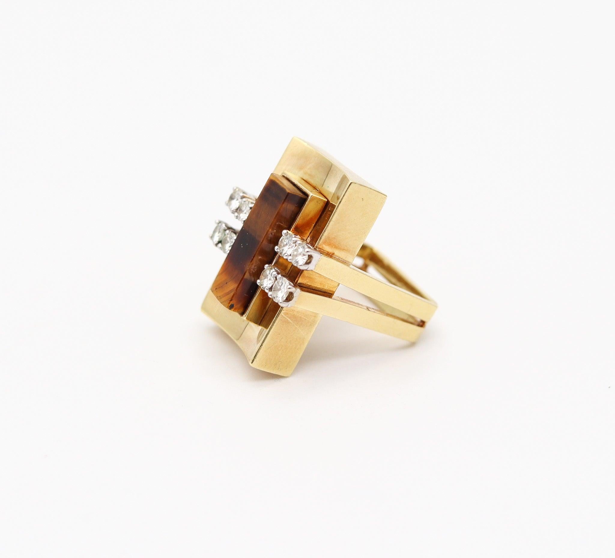 Donna Anello da cocktail geometrico MODERNISTA 1970 in oro 18Kt con diamanti e occhio di tigre in vendita