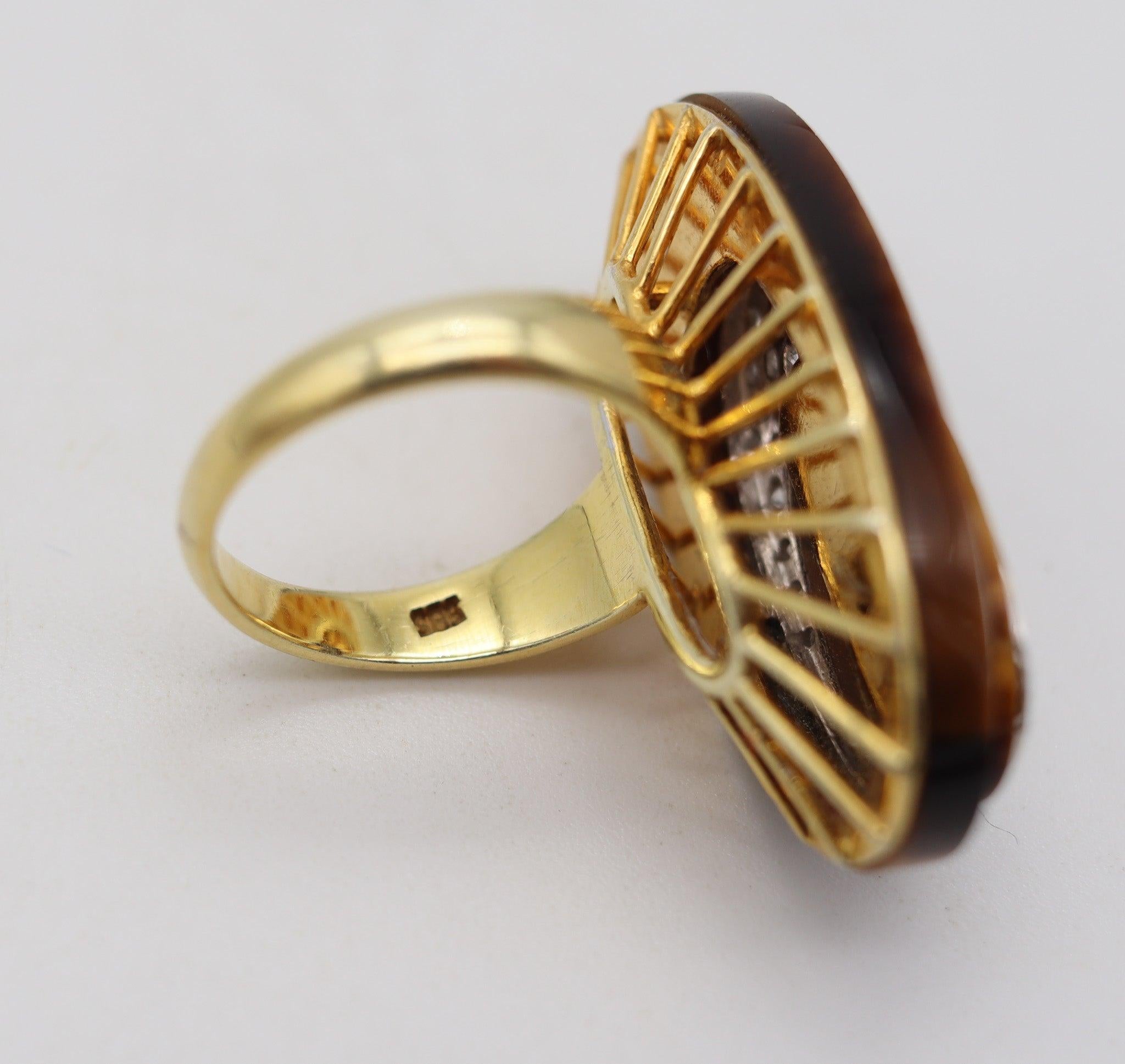 MODERNISTA 1970 Anillo de cóctel geométrico de ojo de tigre en oro de 14 quilates con diamantes Modernista en venta
