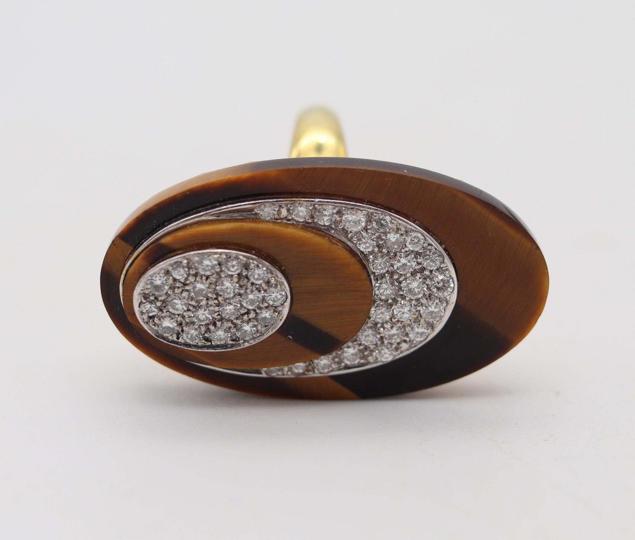 MODERNISTA 1970 Anillo de cóctel geométrico de ojo de tigre en oro de 14 quilates con diamantes Corte brillante en venta