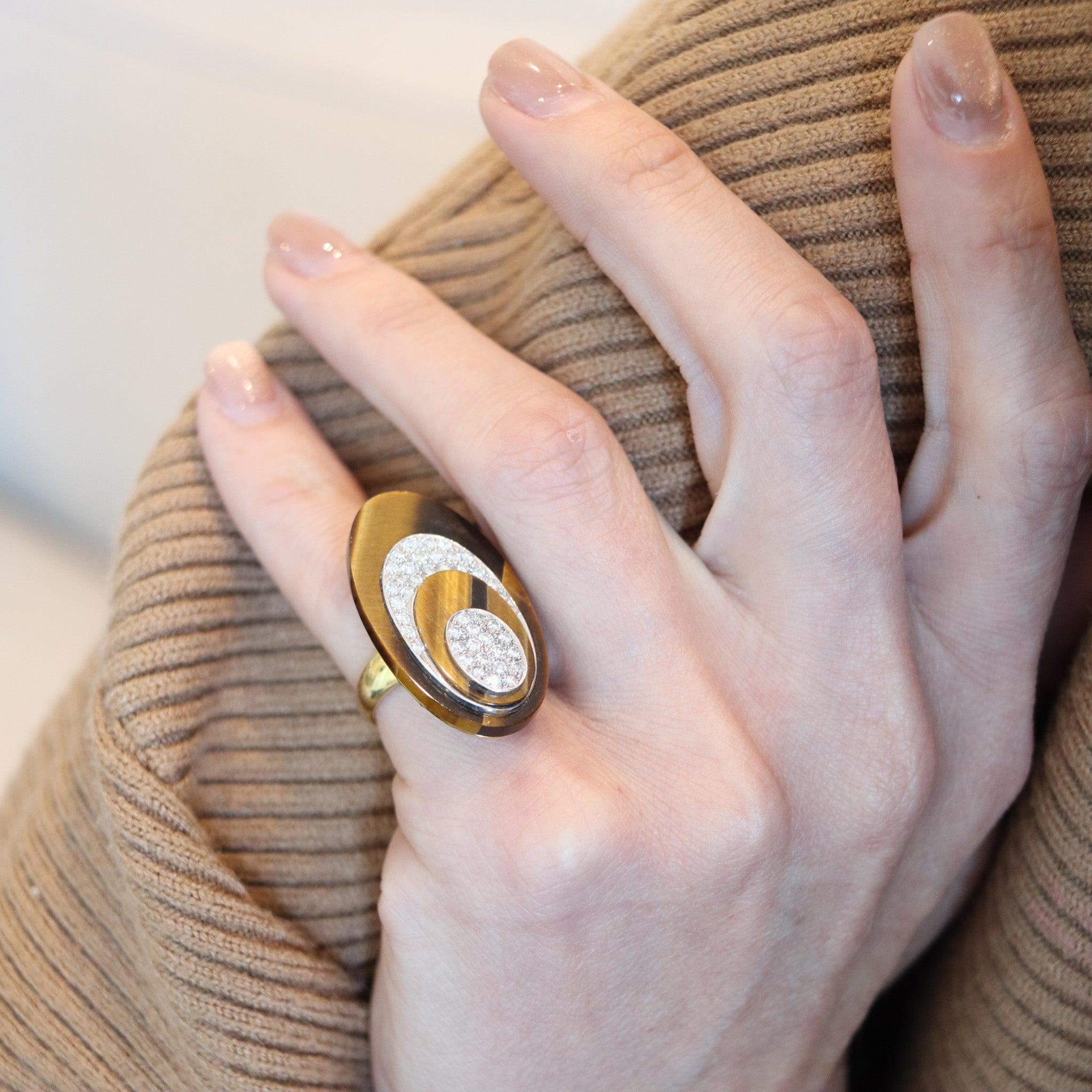 MODERNISTA 1970 Anillo de cóctel geométrico de ojo de tigre en oro de 14 quilates con diamantes en Excelente estado para la venta en Miami, FL